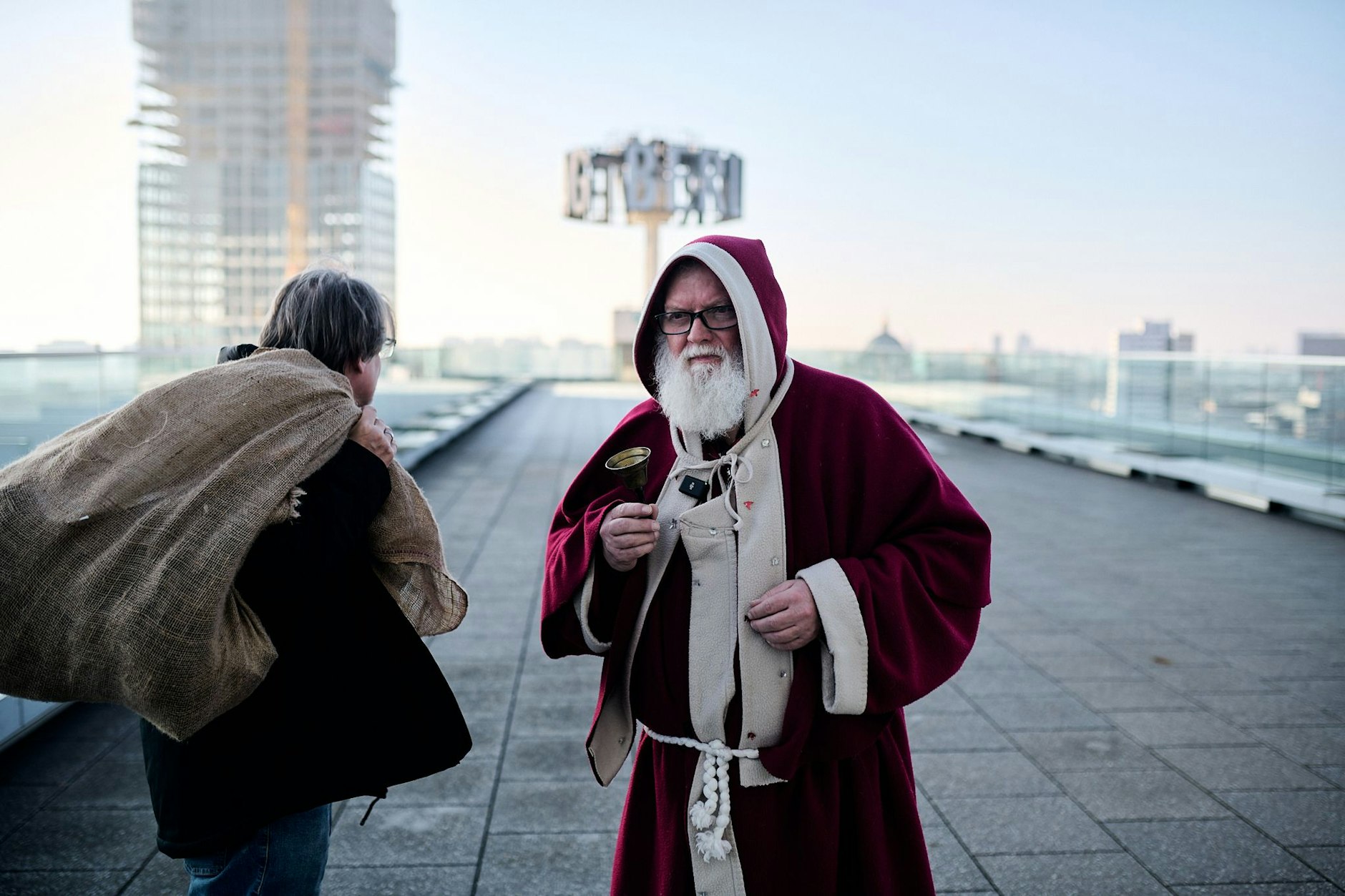Interview mit dem Weihnachtsmann: KURIER-Reporter Norbert Koch-Klaucke und Michael Rosensky sind auf dem Dach des Berliner Verlages.