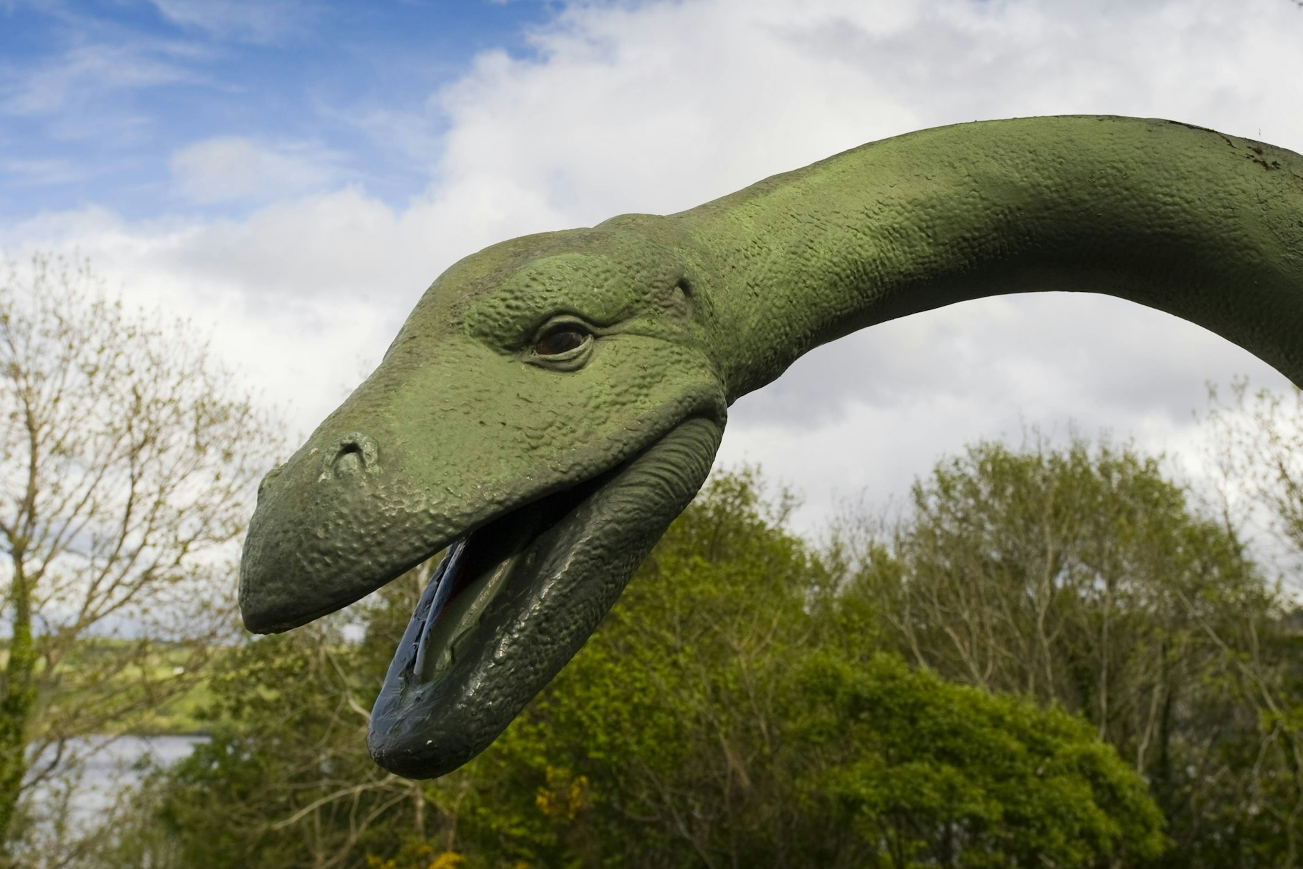 Die größte Bedrohung des Imperiums in dem Roman von Robert Jackson Bennett sind gewaltige Wesen, die jedes Jahr zur Regenzeit aus dem Meer kommen.