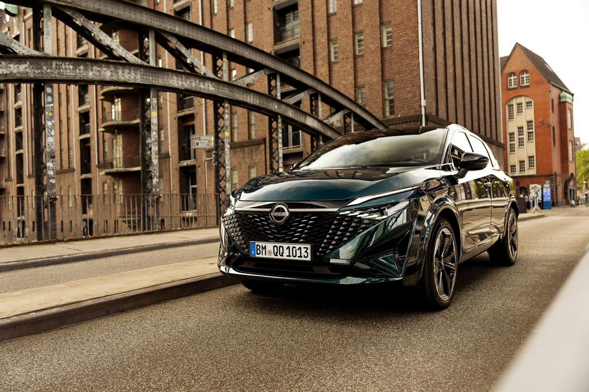 Massiver Kühlergrill im Wabenstil: Der Nissan Qashqai kommt als Crossover mit bulliger Front. 