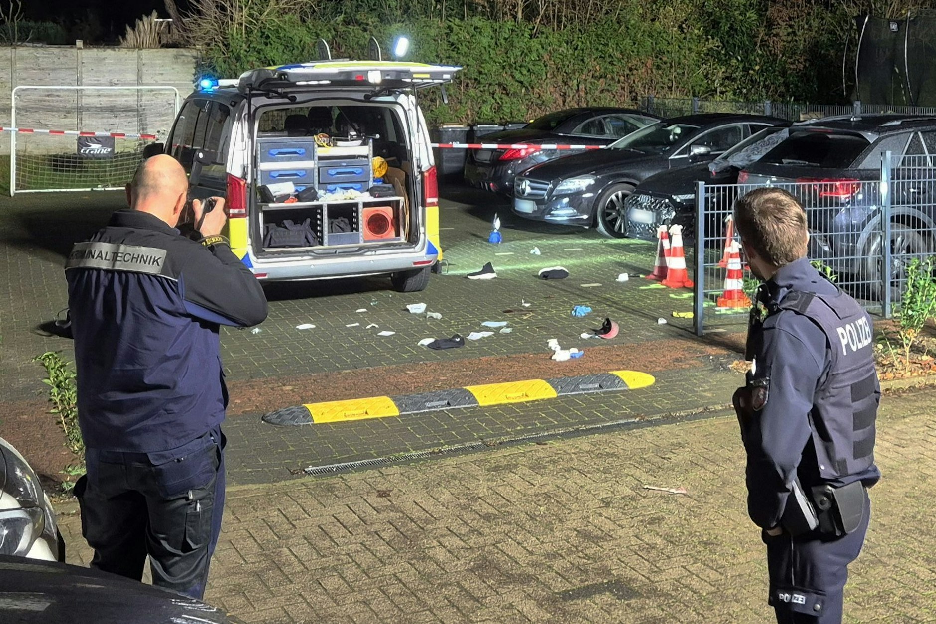 Einsatzkräfte der Polizei und der Kriminaltechnik sind am Tatort auf Spurensuche.