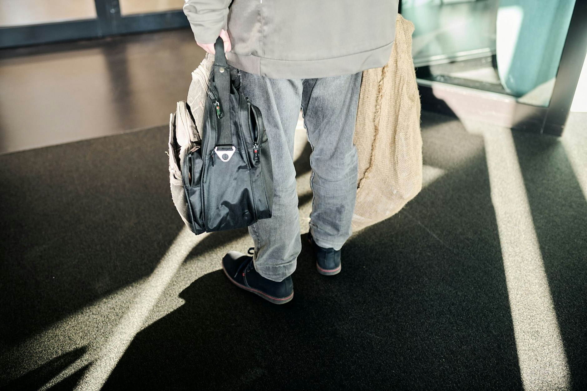 In Jeans und Jacke, mit Aktentasche und Geschenkesack: So kommt der Weihnachtsmann in die KURIER-Redaktion.