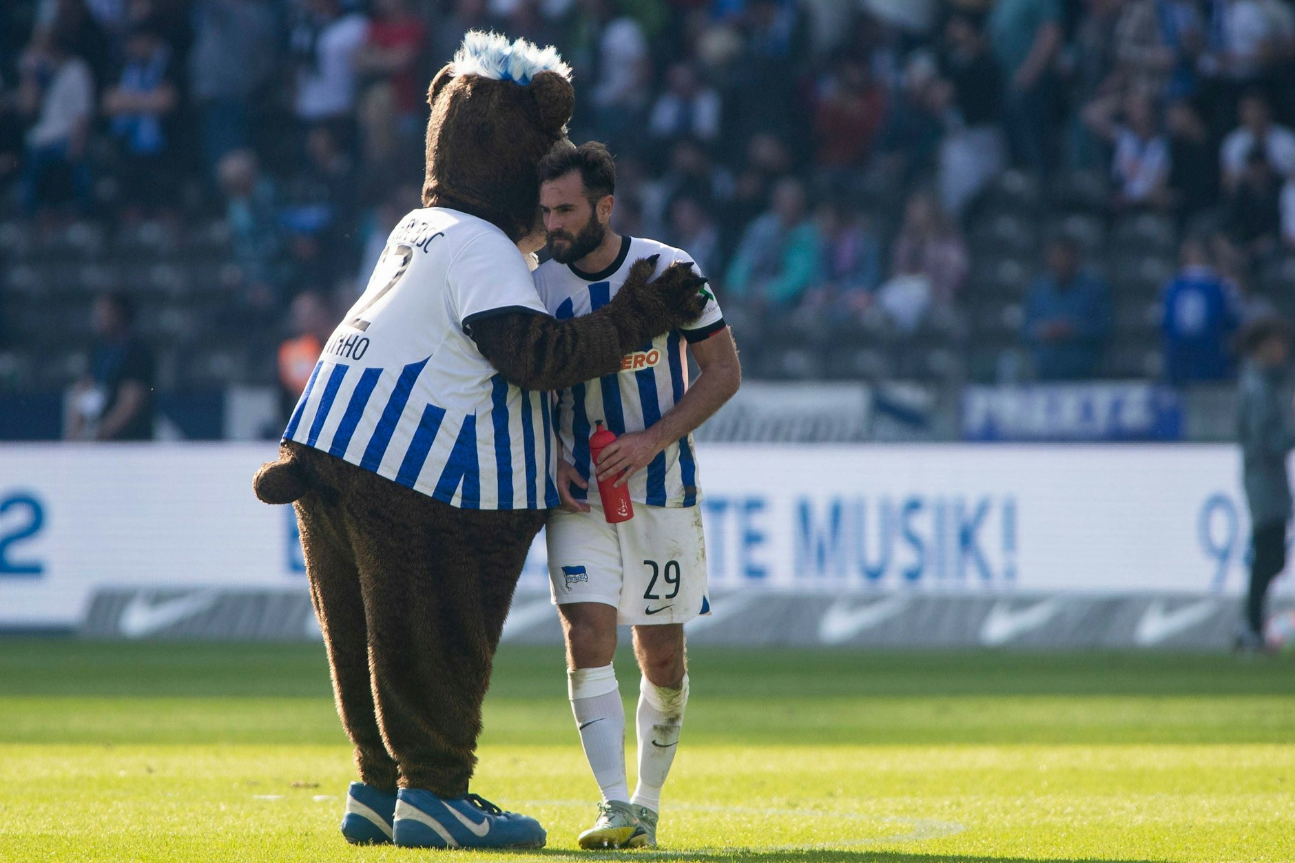 Drei Jahre kämpfte Lucas Tousart mit Hertha BSC um den Klassenerhalt statt um Titel. 2023 stieg der Franzose mit den Blau-Weißen ab und wurde von Herthinho getröstet.