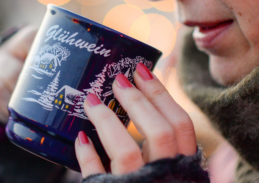 Pregnant influencer drinks mulled wine: 