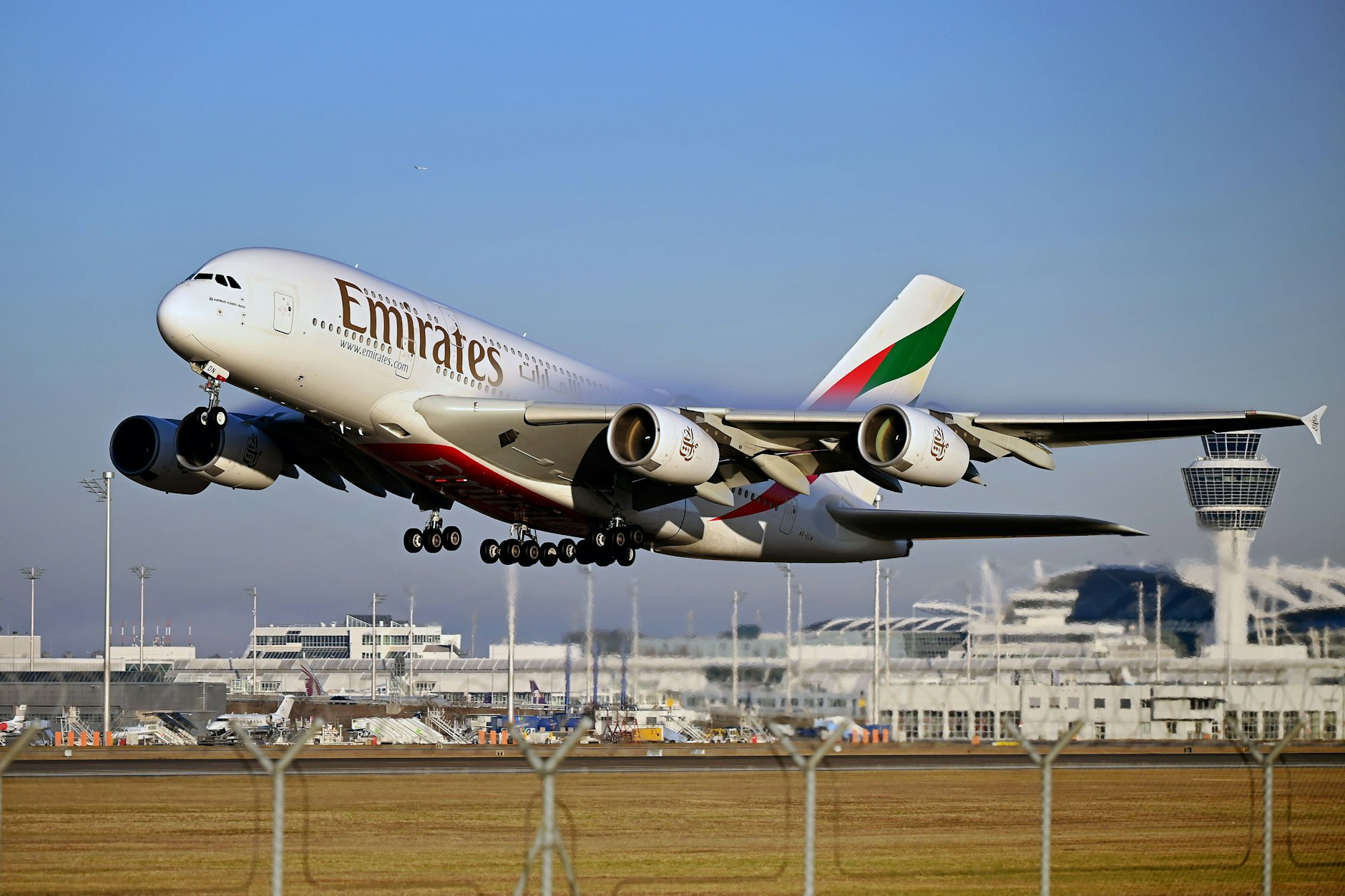 Bisher fliegt Emirates mit dem A380 schon den Flughafen in München an.