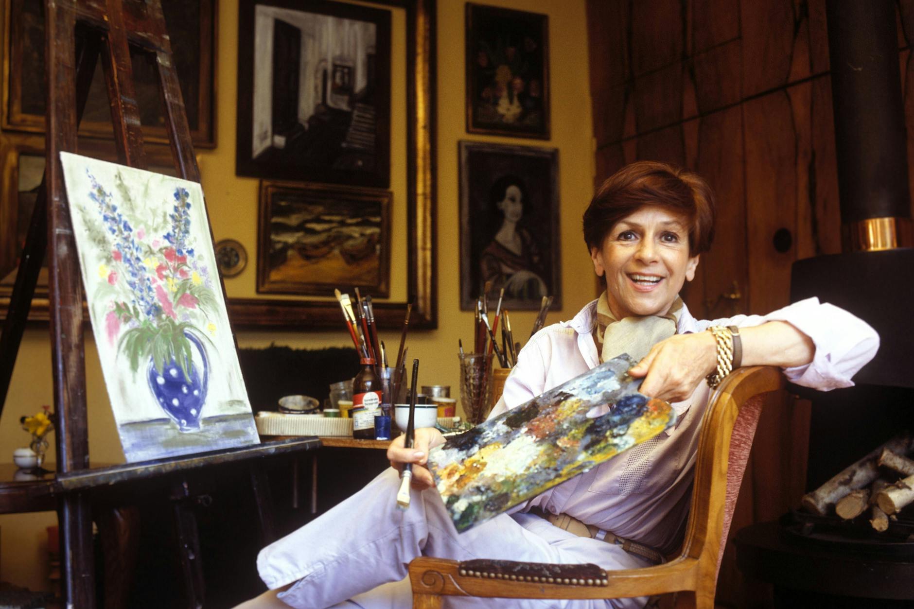 Margot Ebert in ihrem Haus, ihr Hobby war das Malen. Das Foto entstand 1987.