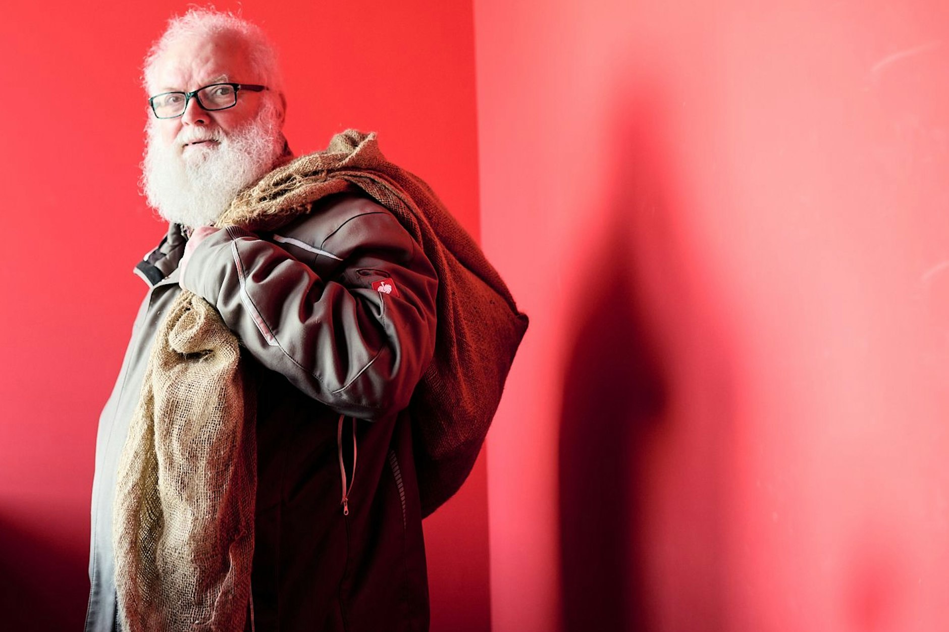 Michael Rosensky startet in einem Redaktionsraum seine Verwandlung zum Weihnachtsmann. Sein Bart ist echt.