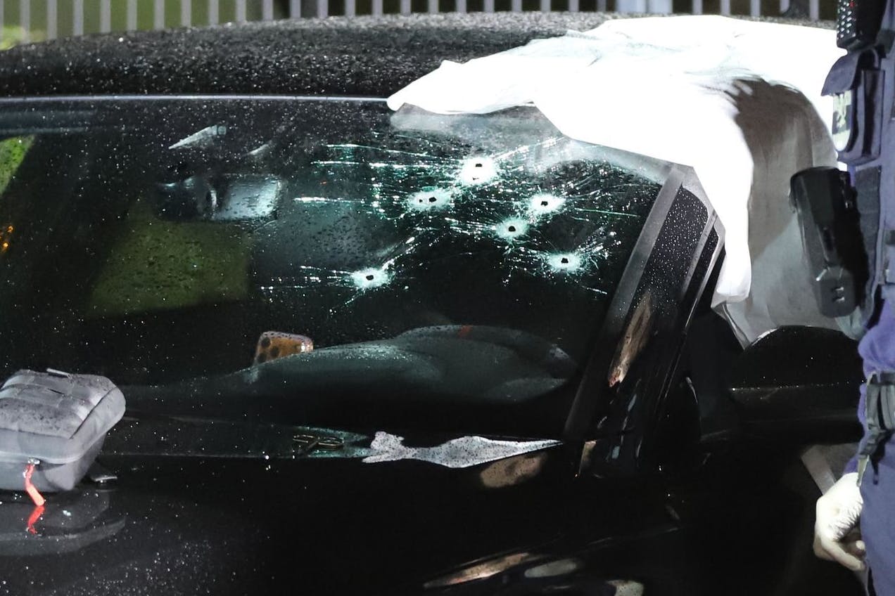 Die Kugeln haben die Windschutzscheibe durchschlagen und trafen den Fahrer.