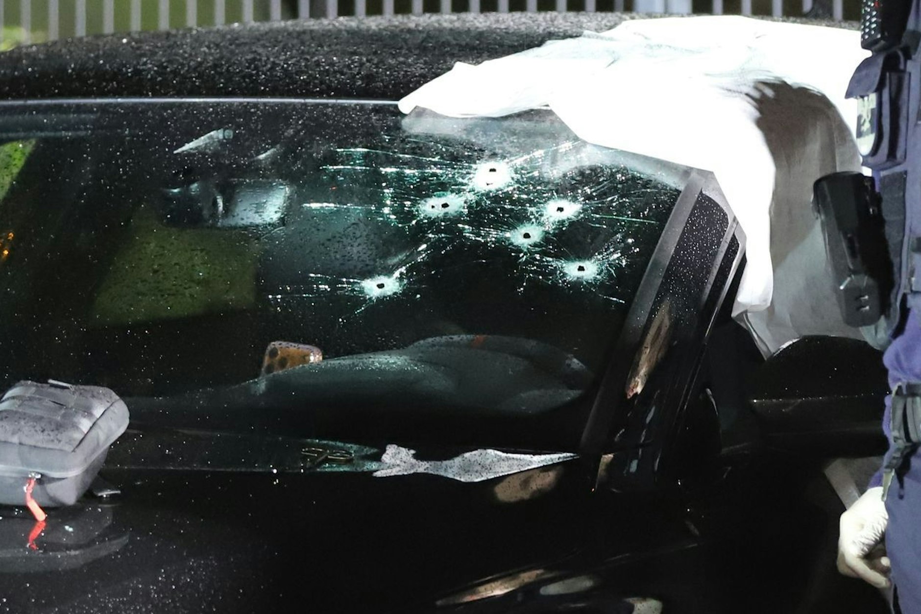 Die Kugeln haben die Windschutzscheibe durchschlagen und trafen den Fahrer.