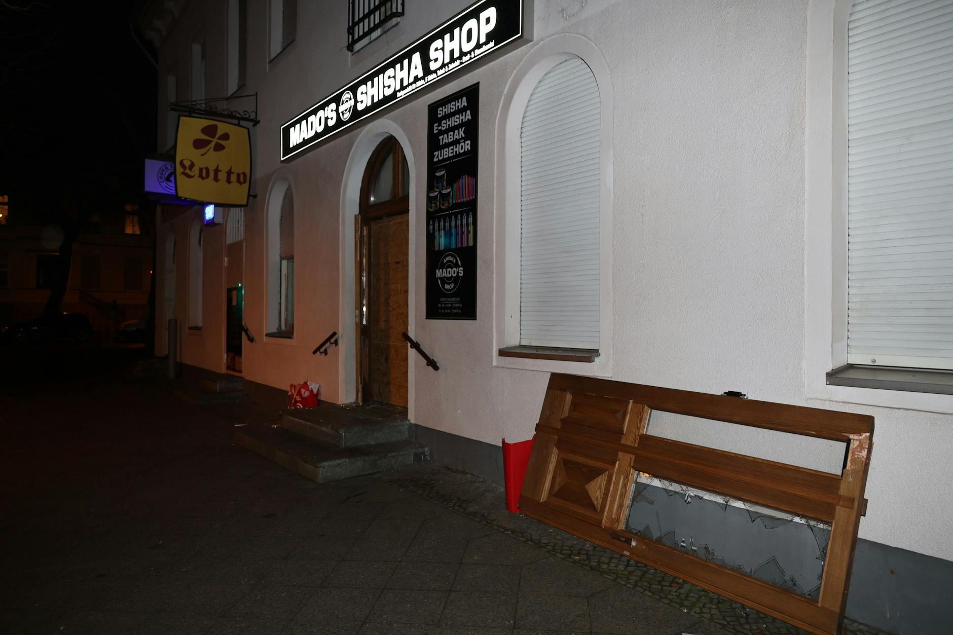 Kurz vor Mitternacht kam es in dem Geschäft zu einer Explosion.