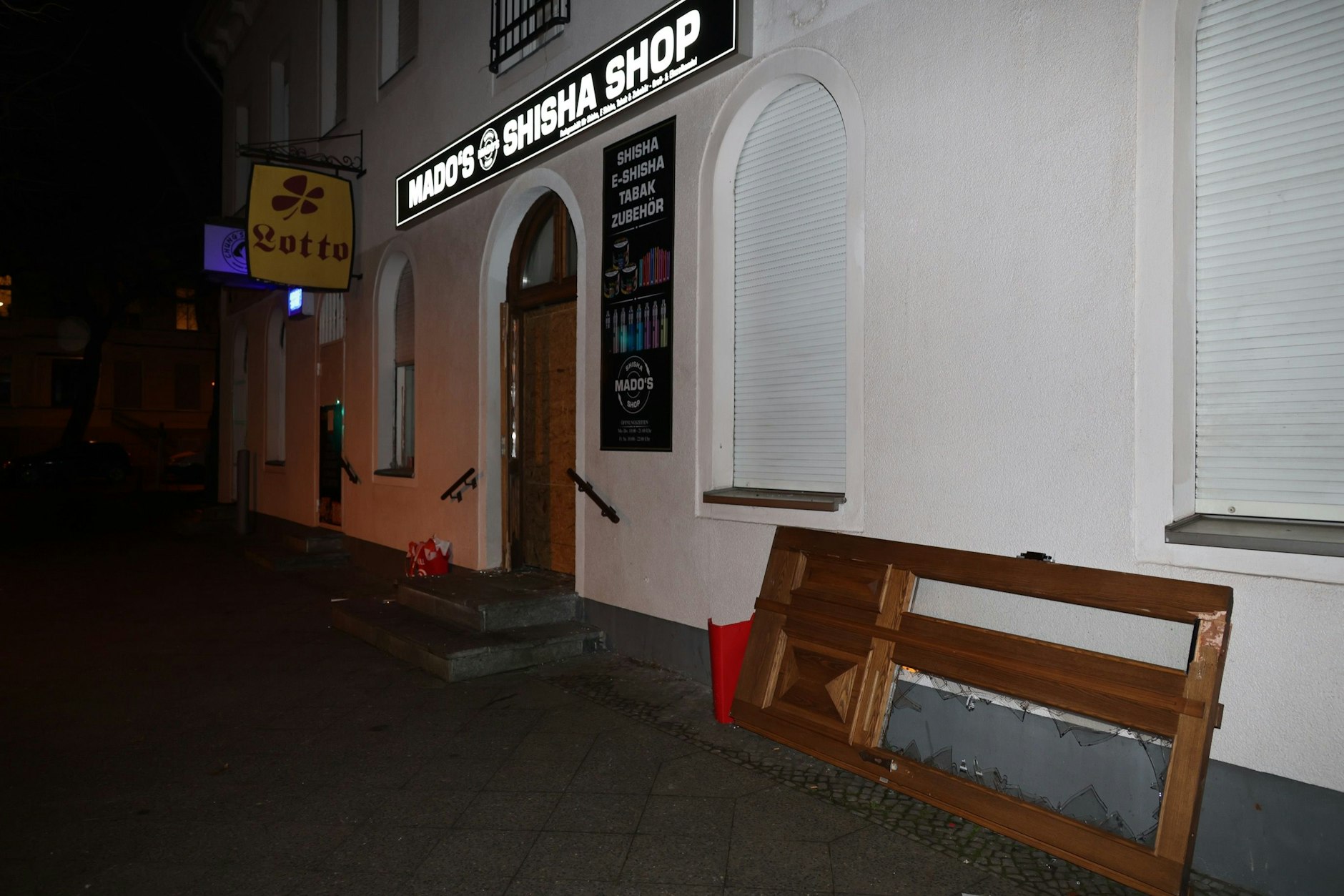 Kurz vor Mitternacht kam es in dem Geschäft zu einer Explosion.