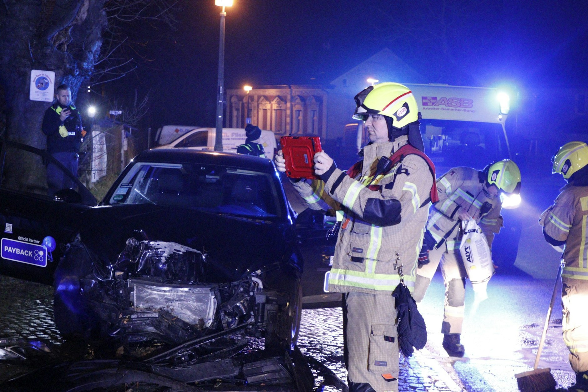 In der Nacht zu Sonntag krachte in Wartenberg ein Carsharing-Auto in einen Baum. Zwei Insassen wurden leicht verletzt.