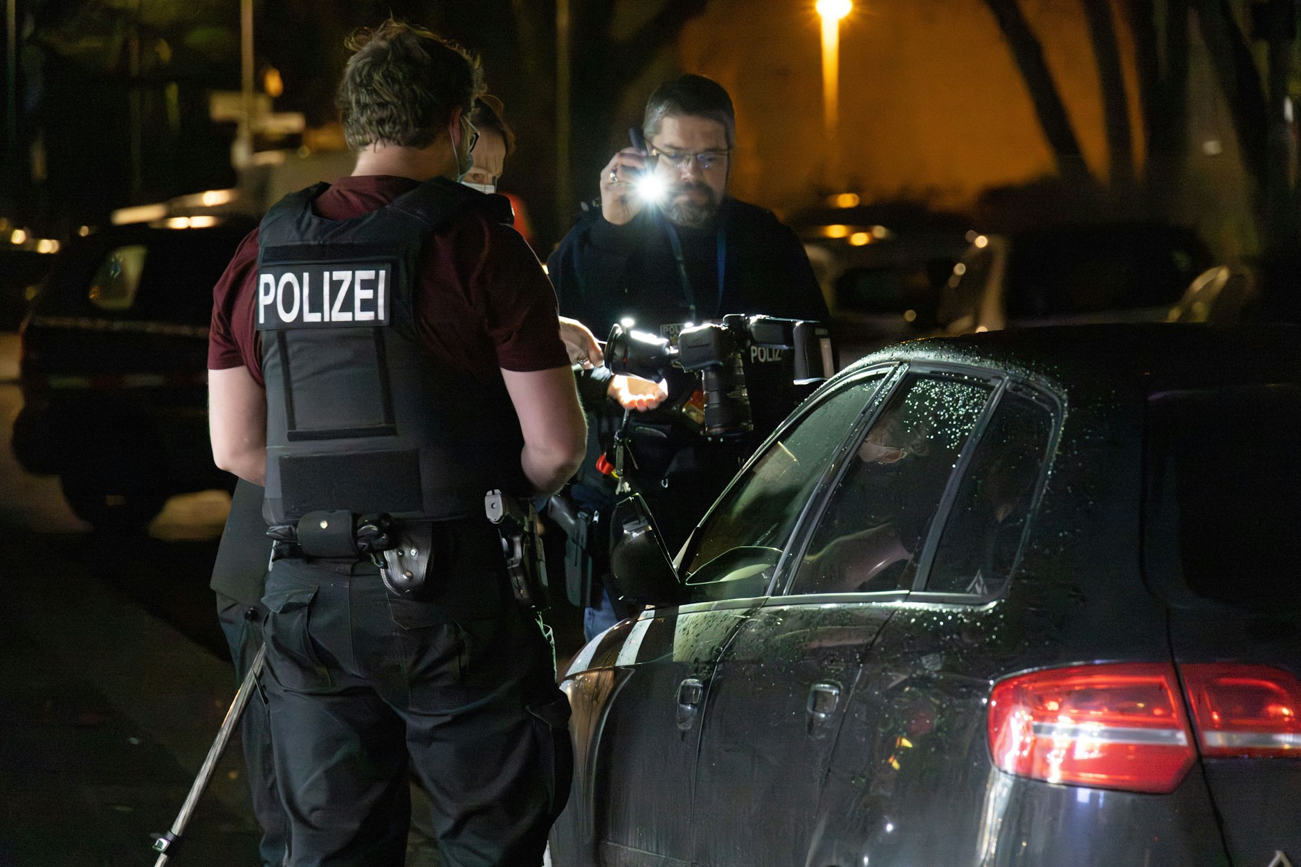 Am 11. Dezember würde vor einem Späti in der Gartenfelder Straße ein Mann von drei Schüsen getroffen und schwer verletzt. Flüchtig, laut Augenzeugen, waren zwei BMW.