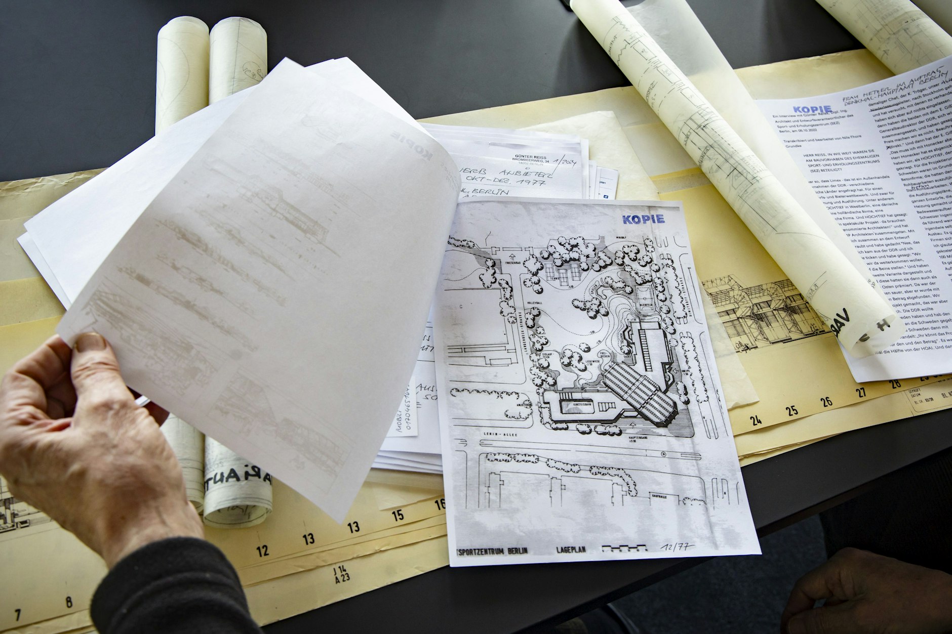 Architekt Günter Reiss zeigt Skizzen und Originalpläne vom SEZ.