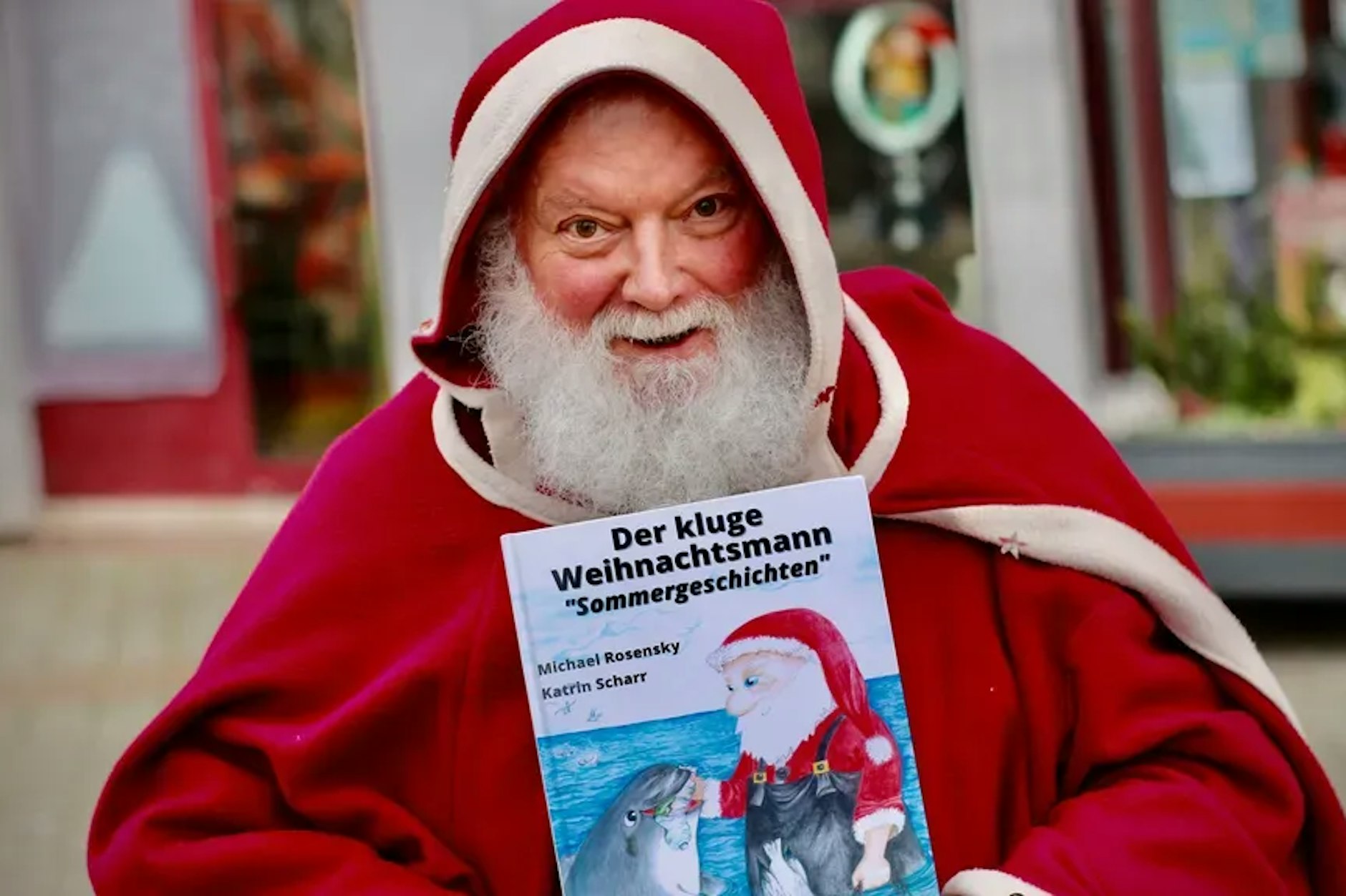Im Sommer schreibt Weihnachtsmann Michael Rosensky Bücher – wie dieses Kinderbuch.
