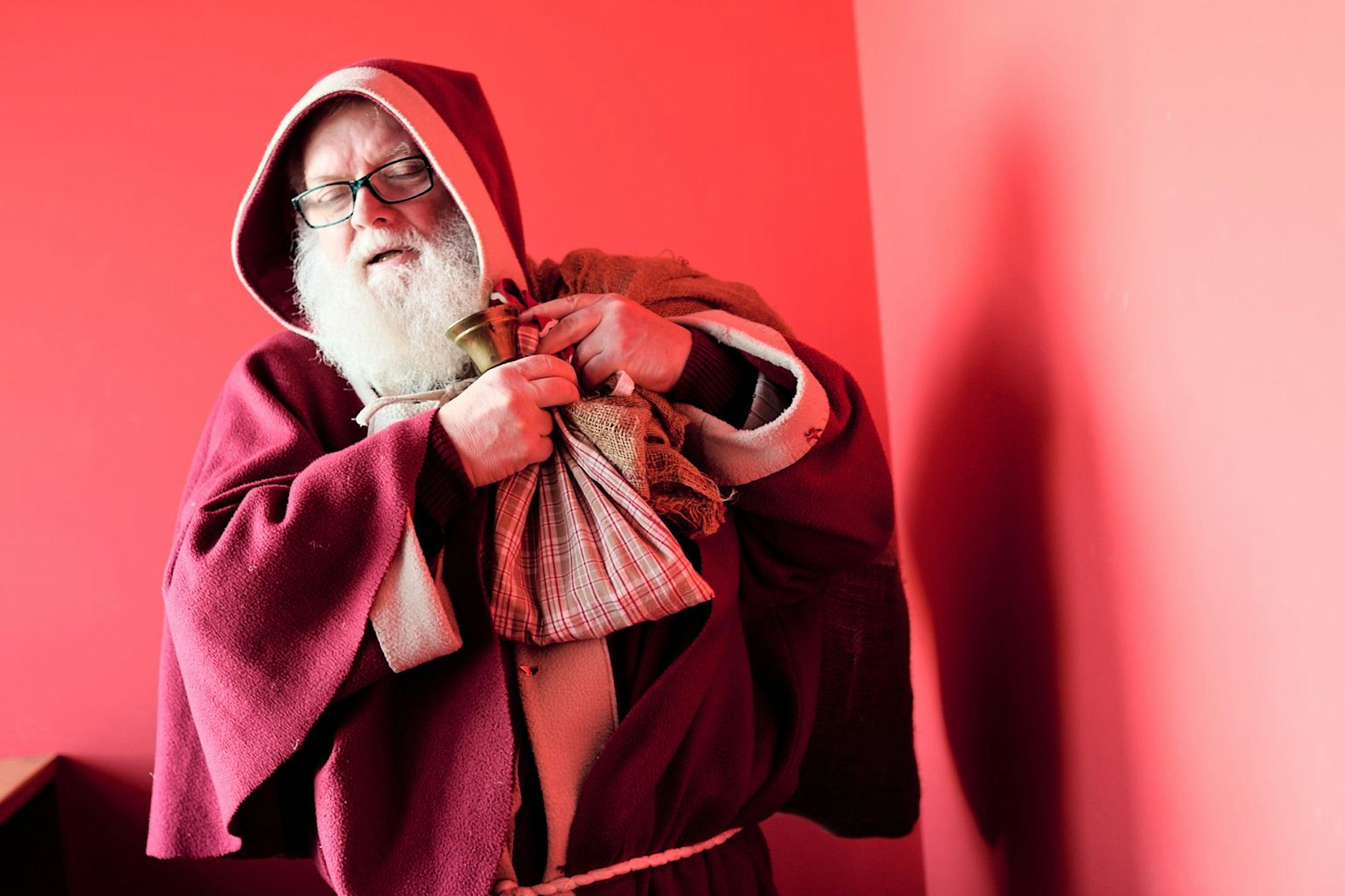 Der rote Kuttenmantel angezogen, den Geschenkesack übergeworfen – und schon ist Michael Rosensky der echte Weihnachtsmann.