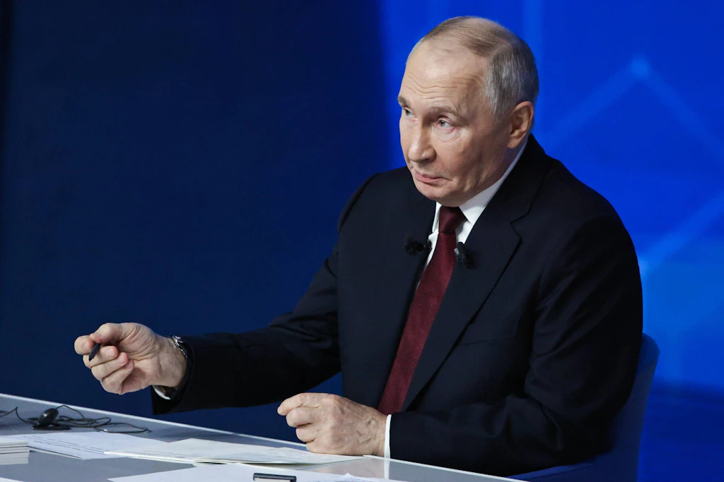 Putin bereit zu Gesprächen mit Macron über Ukraine - Kremlsprecher Peskow