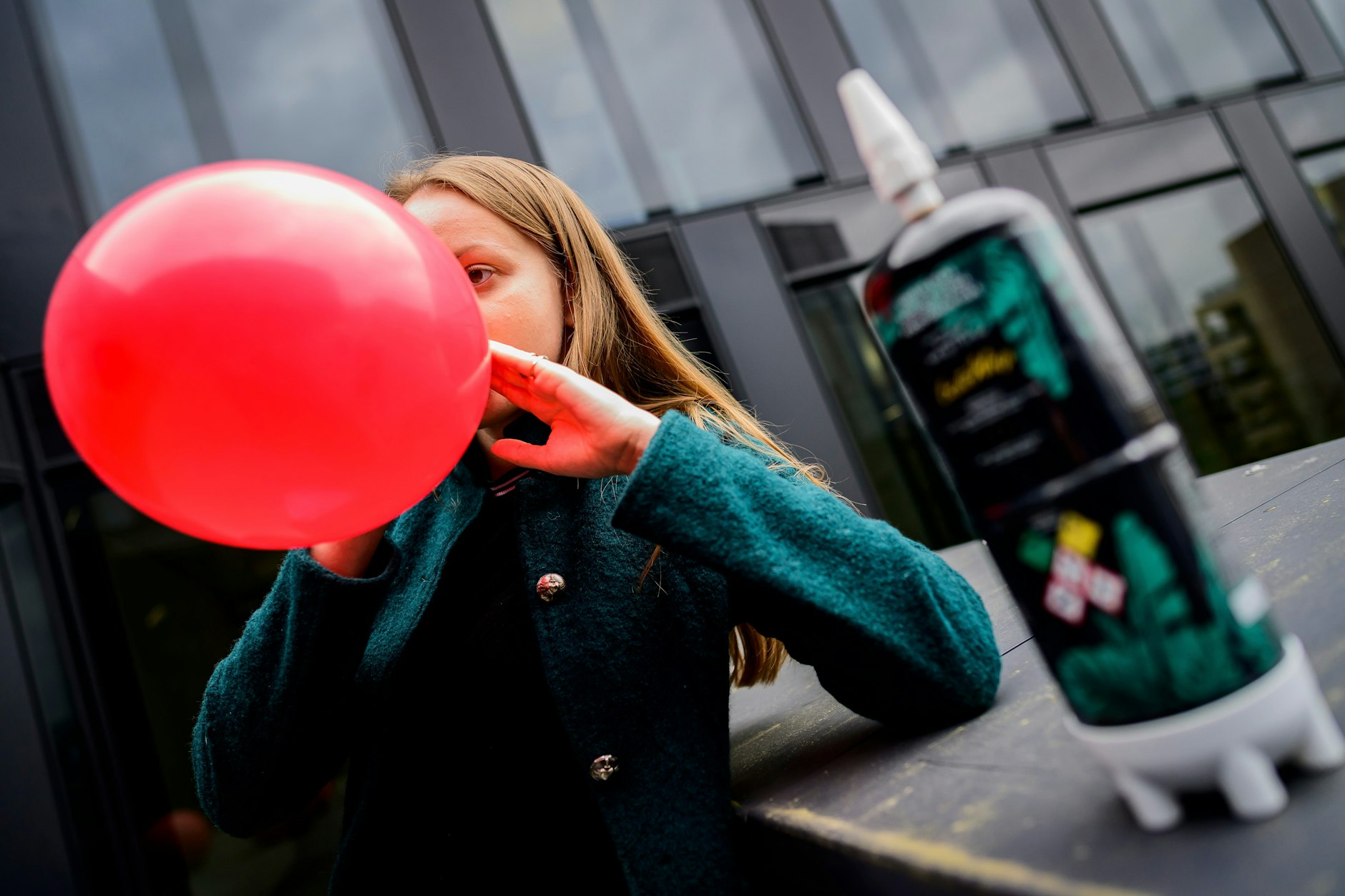 Lachgas ist bei Jugendlichen zur beliebten Partydroge geworden, das gefährliche Gas ist ab 2026 für Kinder und Jugendliche verboten.