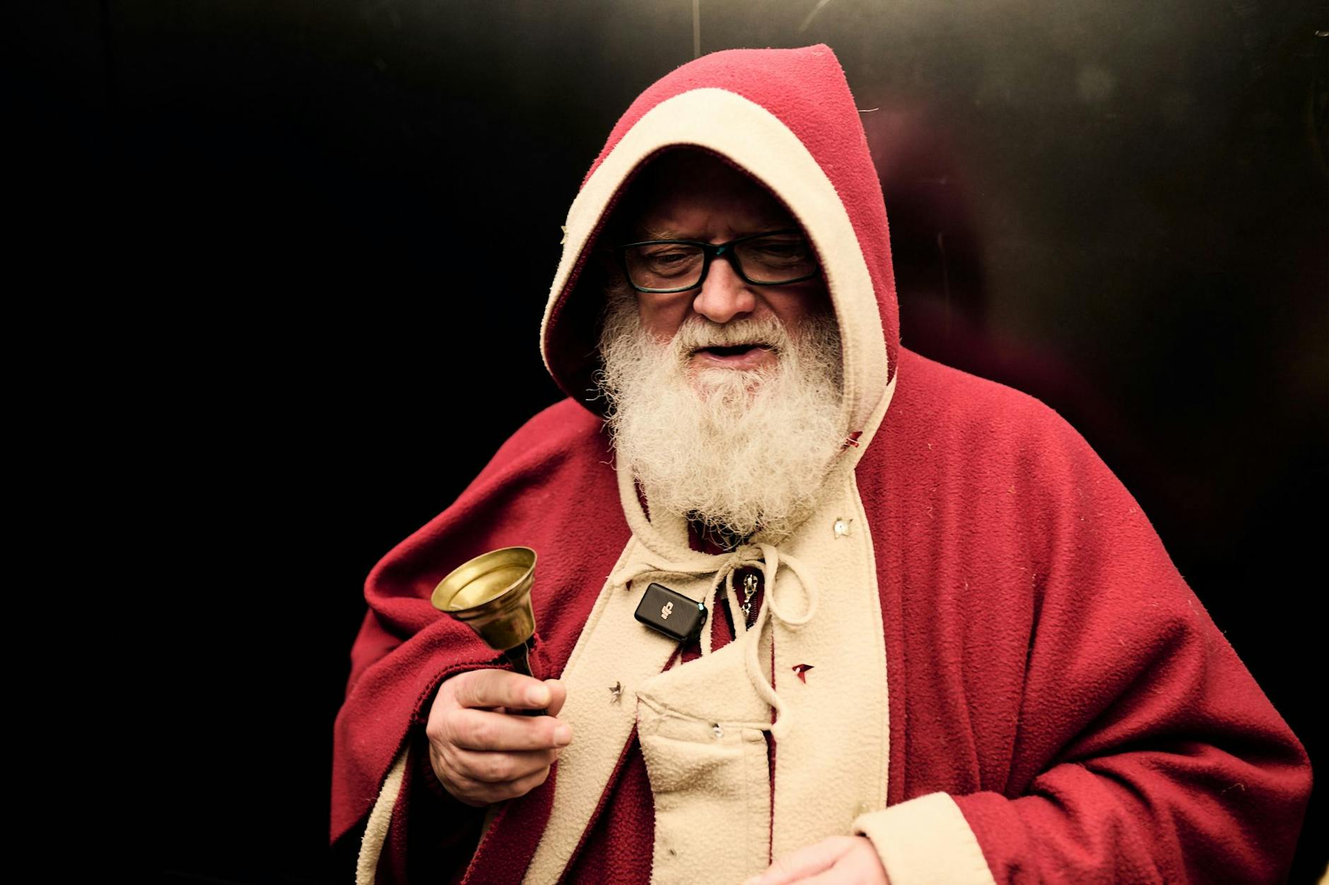 Überall kann er derzeit auftauchen, auch im Fahrstuhl: Weihnachtsmann Michael Rosensky.