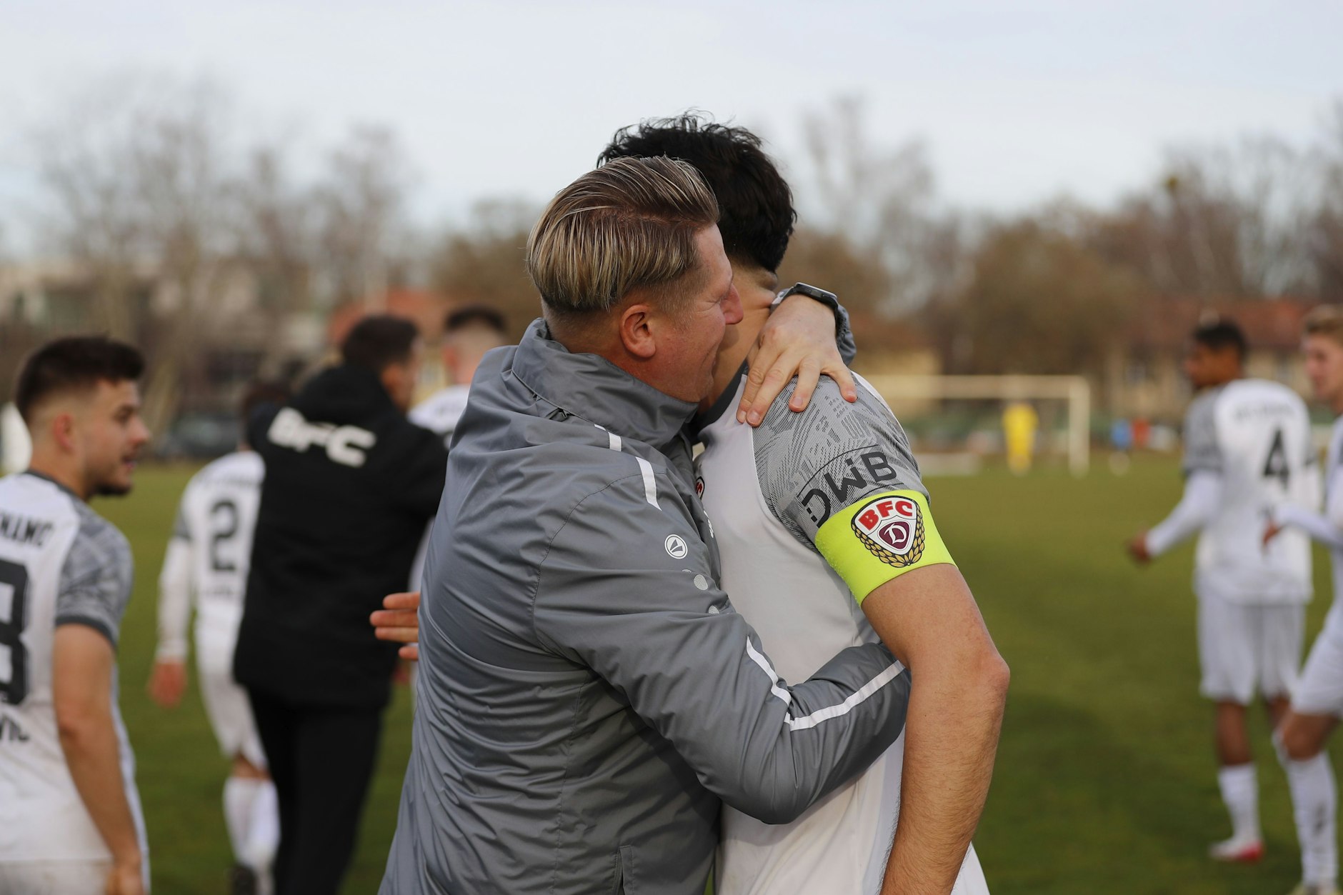 Nach dem zum 1:0 verwandelten Foulelfer gratuliert Trainer Sven Körner seinem Kapitän und Schützen Rufat Dadashov ganz innig.