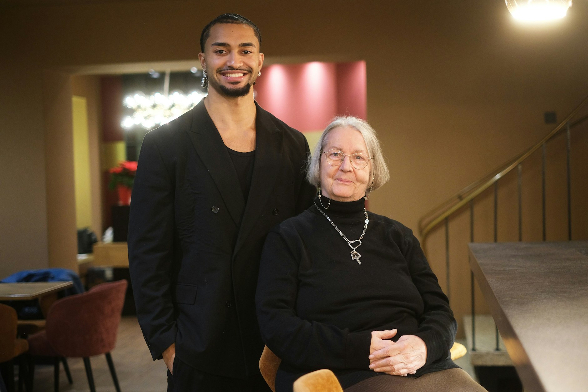 Gemeinsam mit seiner Großmutter Eva möchte Louis Lazar Timm ein Zeichen für die Liebe setzen. Das sei in Zeiten sozialer Spaltung besonders wichtig.