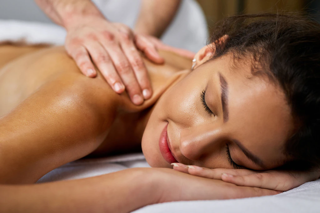 Mit einer wohltuenden Massage kann man vor dem Sex entschleunigen.