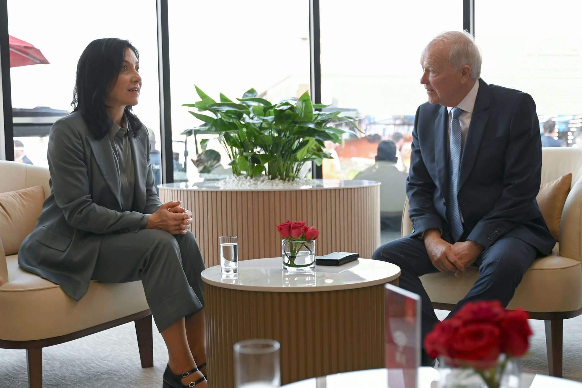 Wurde hier schon über die Flugverbindungen nach Berlin gesprochen? Bundeswirtschaftsministerin Katherina Reiche (CDU) sprach im November am Rande der Dubai Airshow mit Tim Clark, Präsident der Fluggesellschaft Emirates.