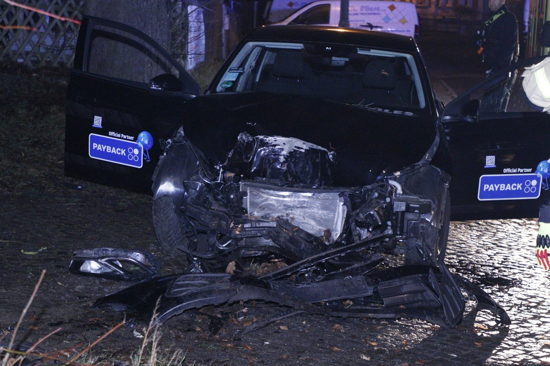 Die Front des Carsharing-Wagens wurde beim Aufprall vollständig zerstört. 