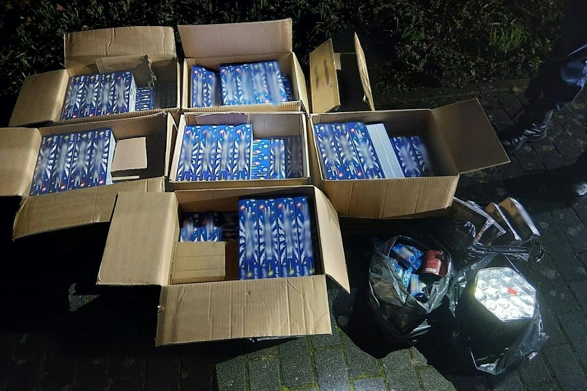 Die Bundespolizei stellte Anfang Dezember bei einer Grenzkontrolle in Küstrin-Kietz diese in Deutschland verbotene Pyrotechnik sicher.