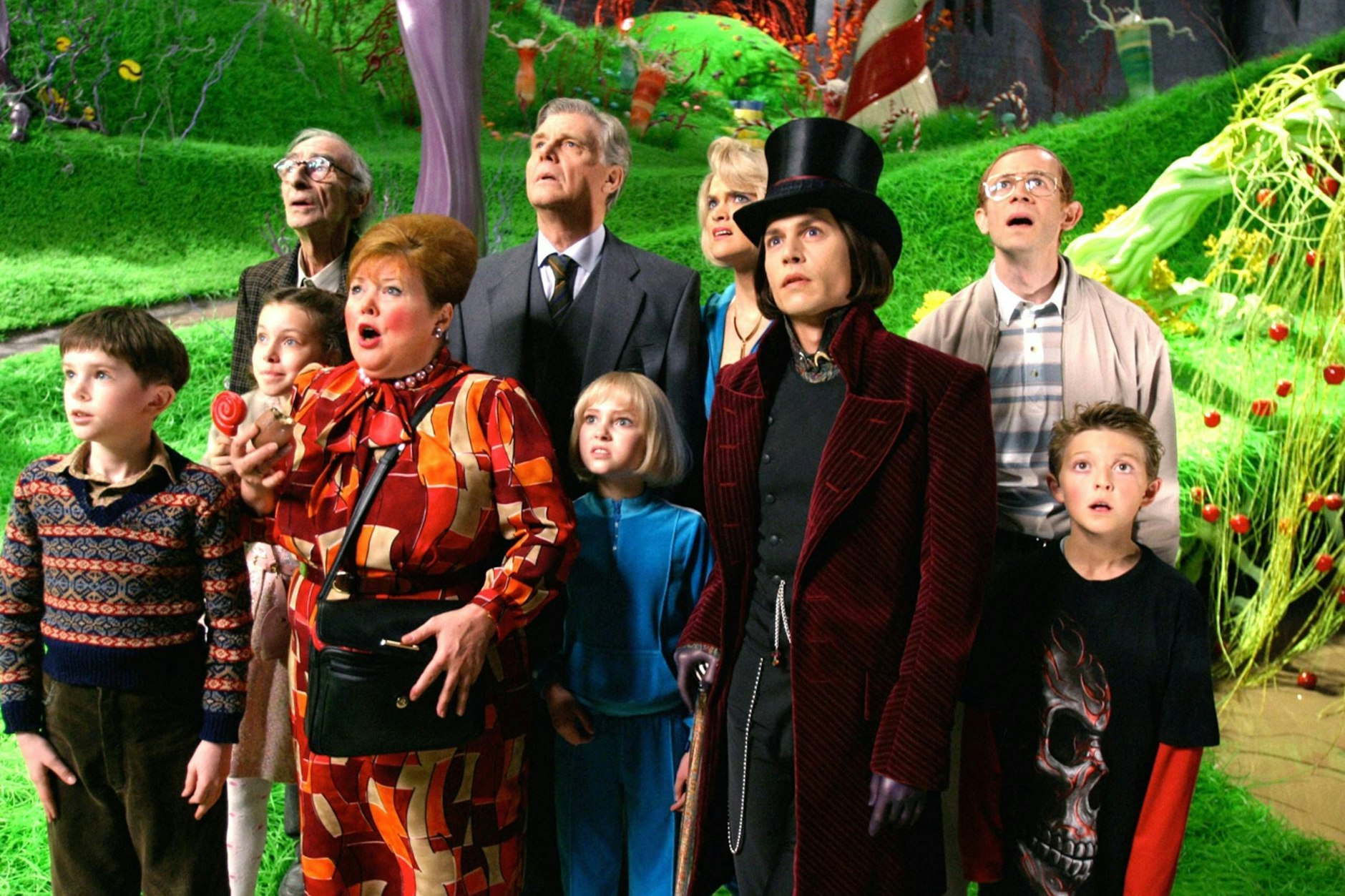 Johnny Depp (dritter von rechts) in Tim Burtons „Charlie und die Schokoladenfabrik“ 2005.