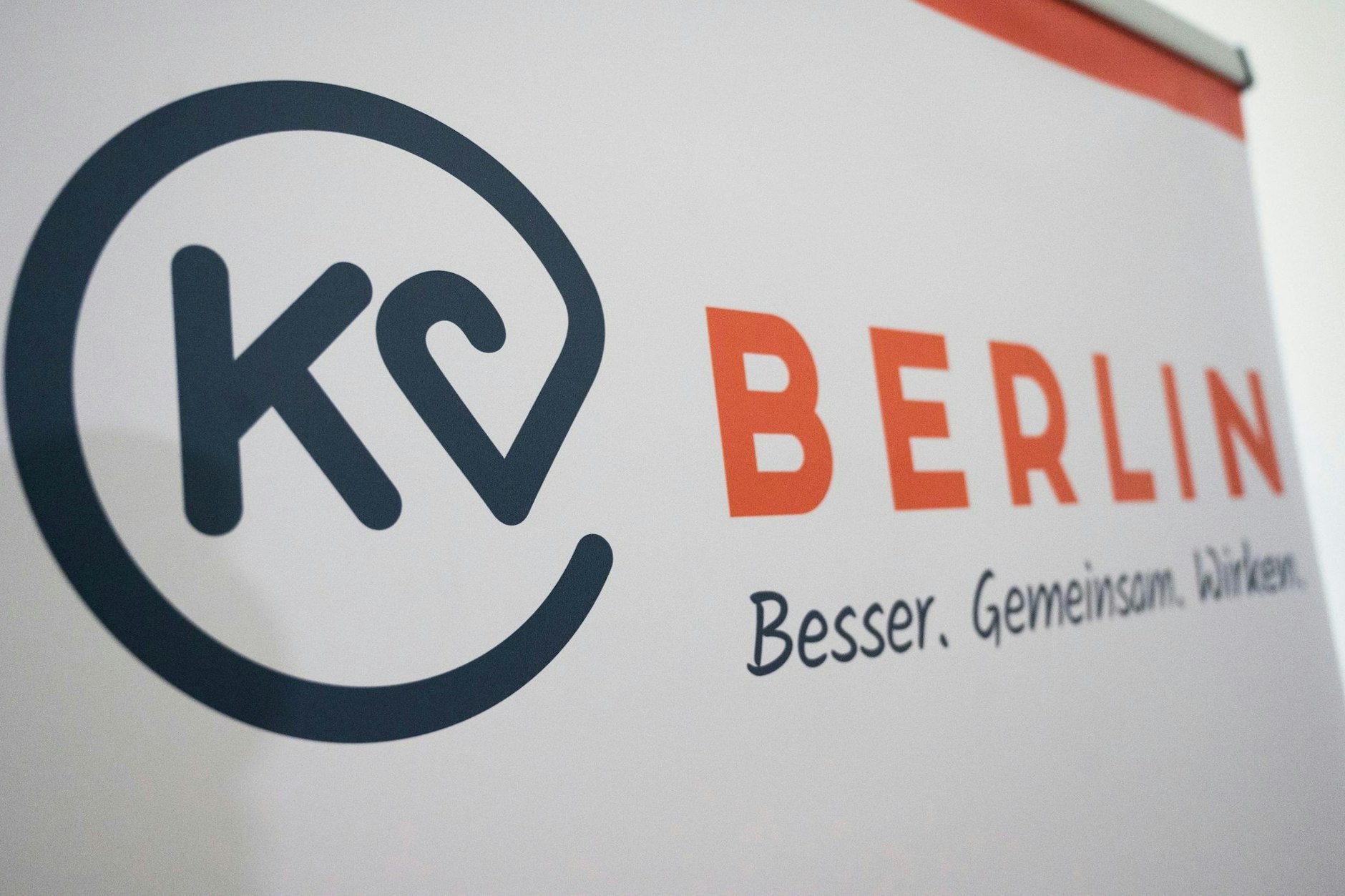 Die KV Berlin erklärt: Das Arbeiten in den Arztpraxen wird erst langsamer, bevor es schneller werden kann.