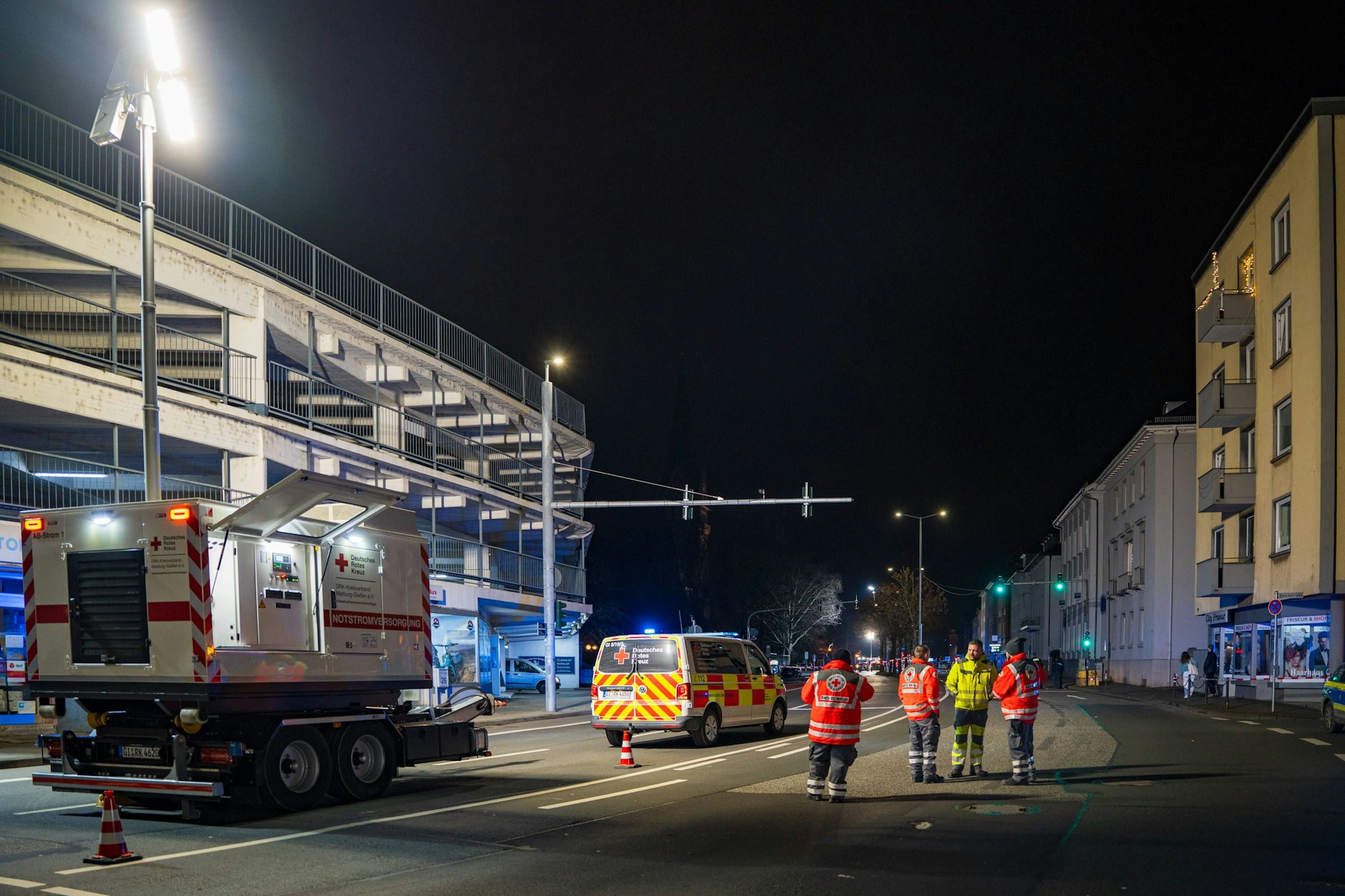 Rund um den Unfallort an der Bushaltestelle in Geißen ist alles weiträumig abgesperrt.