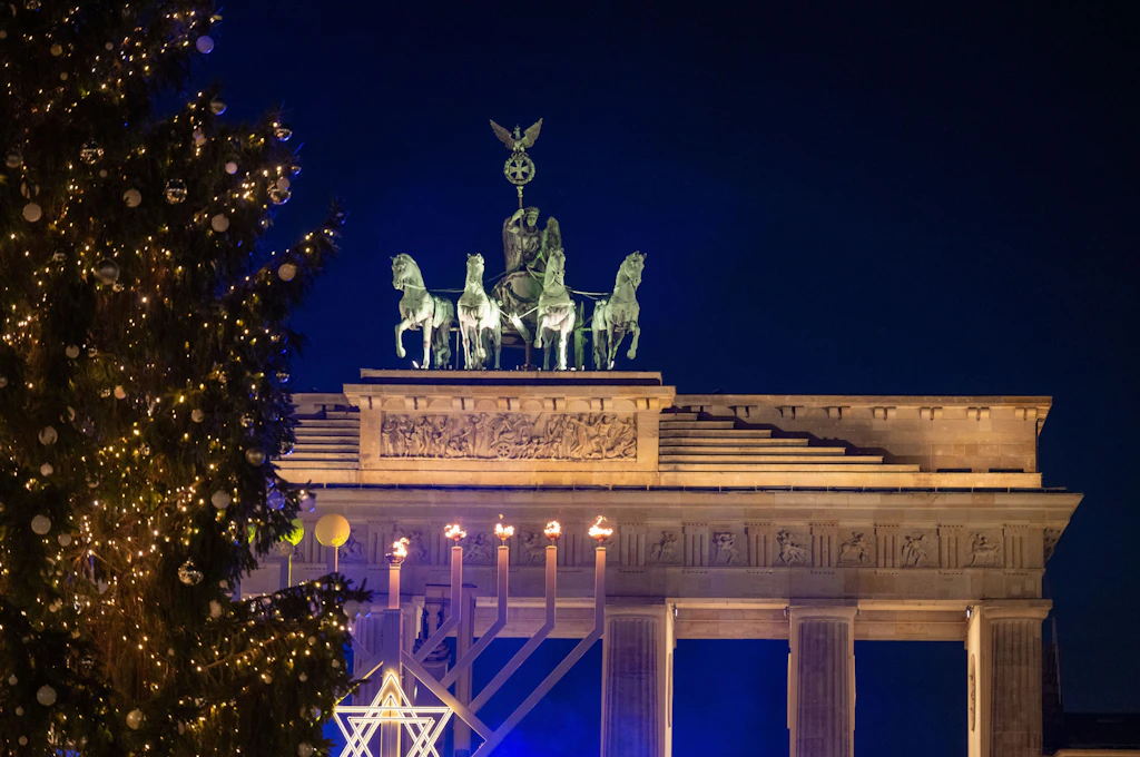 Hitlergruß am Chanukka-Leuchter gezeigt und „Sieg Heil“ gerufen? Mann am Brandenburger Tor festgenommen