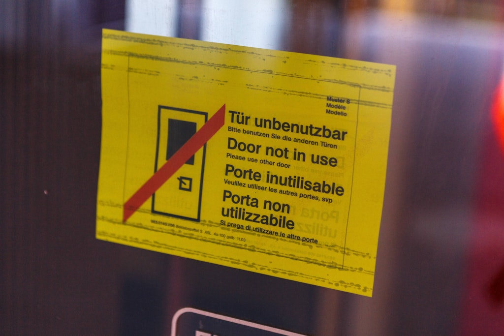 Unterwegs mit der Deutschen Bahn: Die Odyssee der defekten Türen