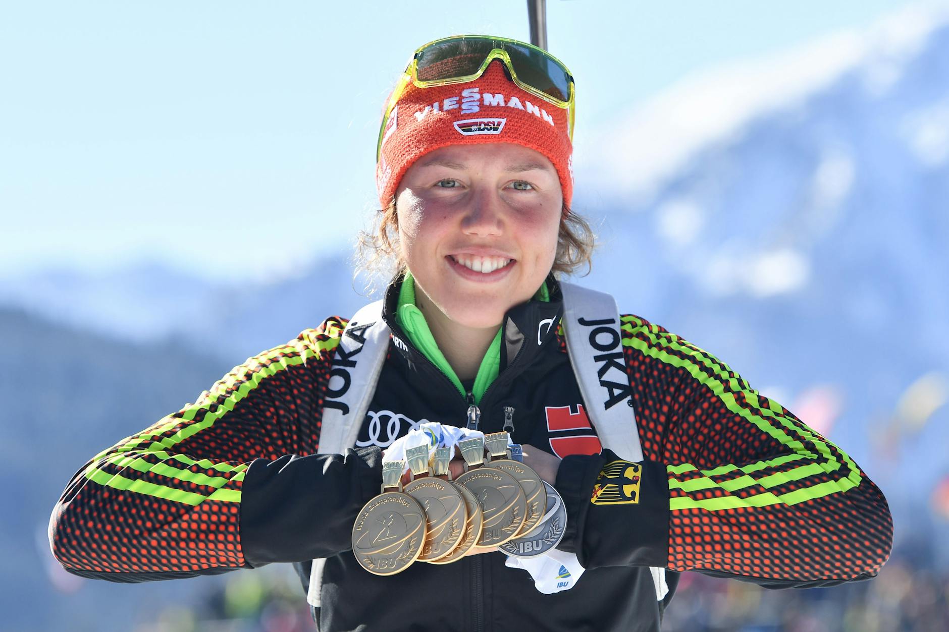Laura Dahlmeier zeigt ihre Medaillen. Die Olympiasiegerin und Weltmeisterin beendete ihre Karriere früh und widmete sich dem Bergsteigen.