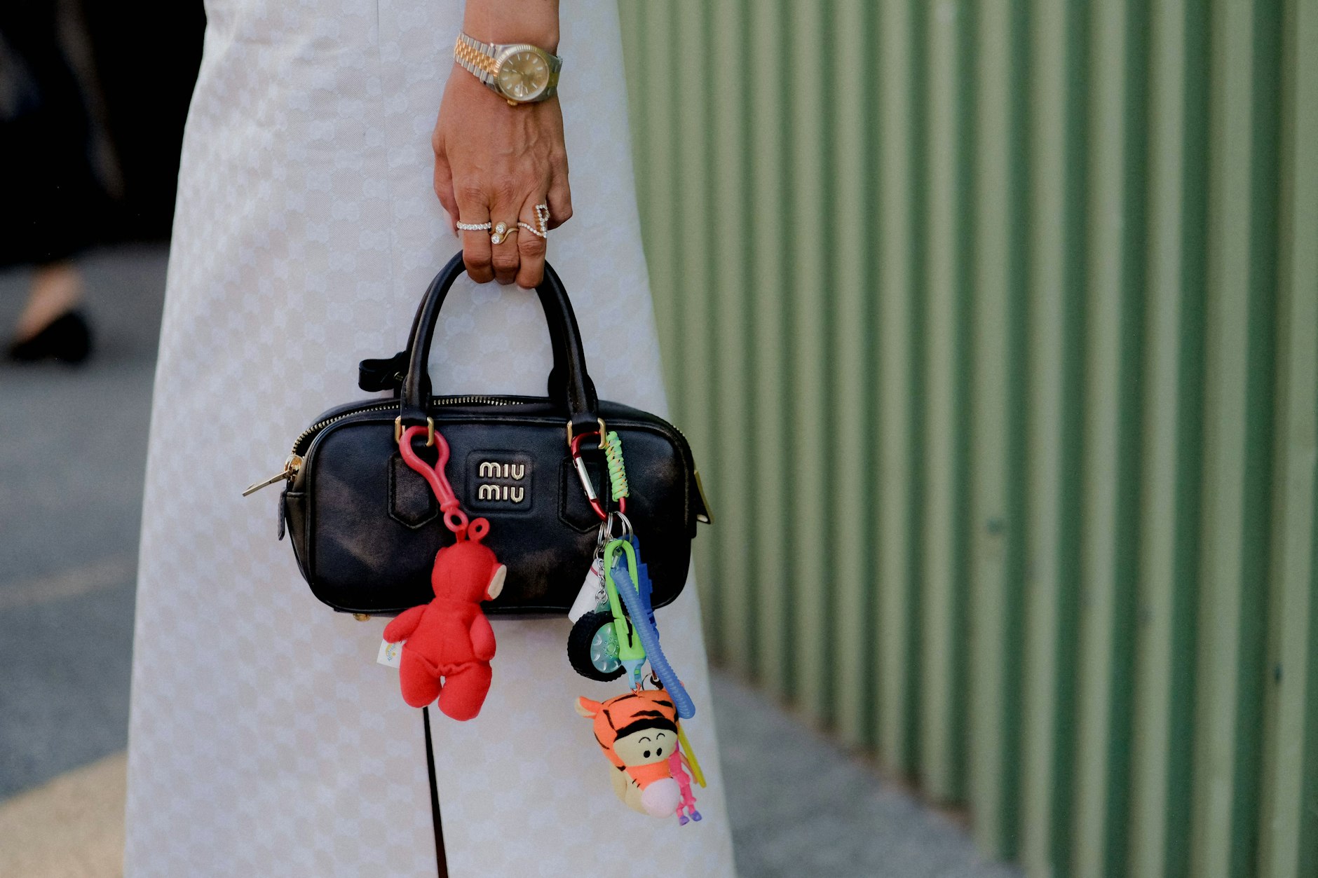 Freche Figürchen und Krimskrams als Accessoire: Diese Trend bleiben bitte in 2025.
