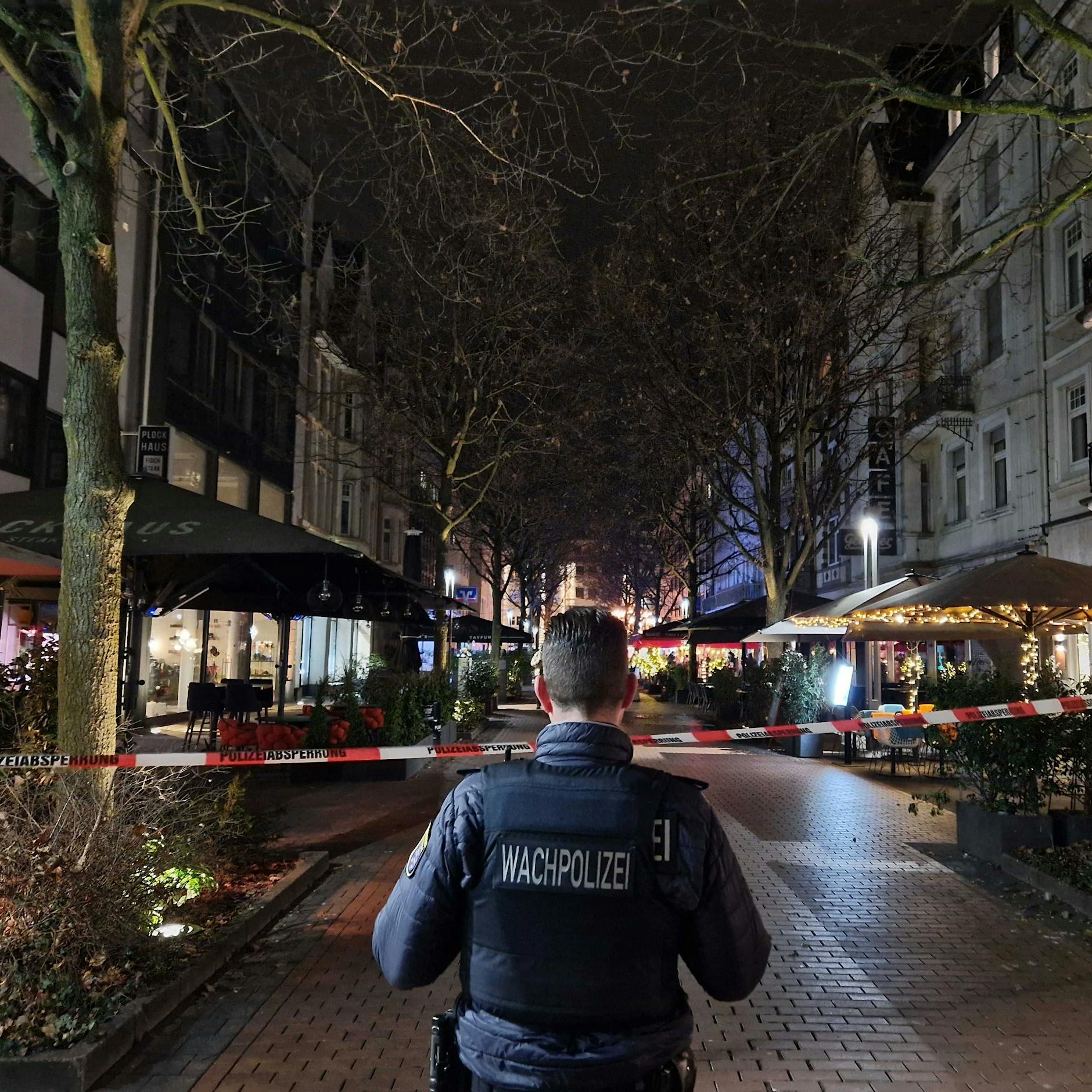 Unfall oder Absicht? Autofahrer fährt in Bushaltestelle