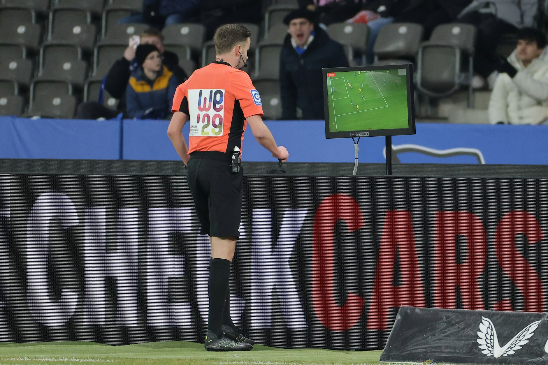 Der Gang des Schiedsrichters zum Video-Monitor. Eine Qual für die Spieler und die Fans.