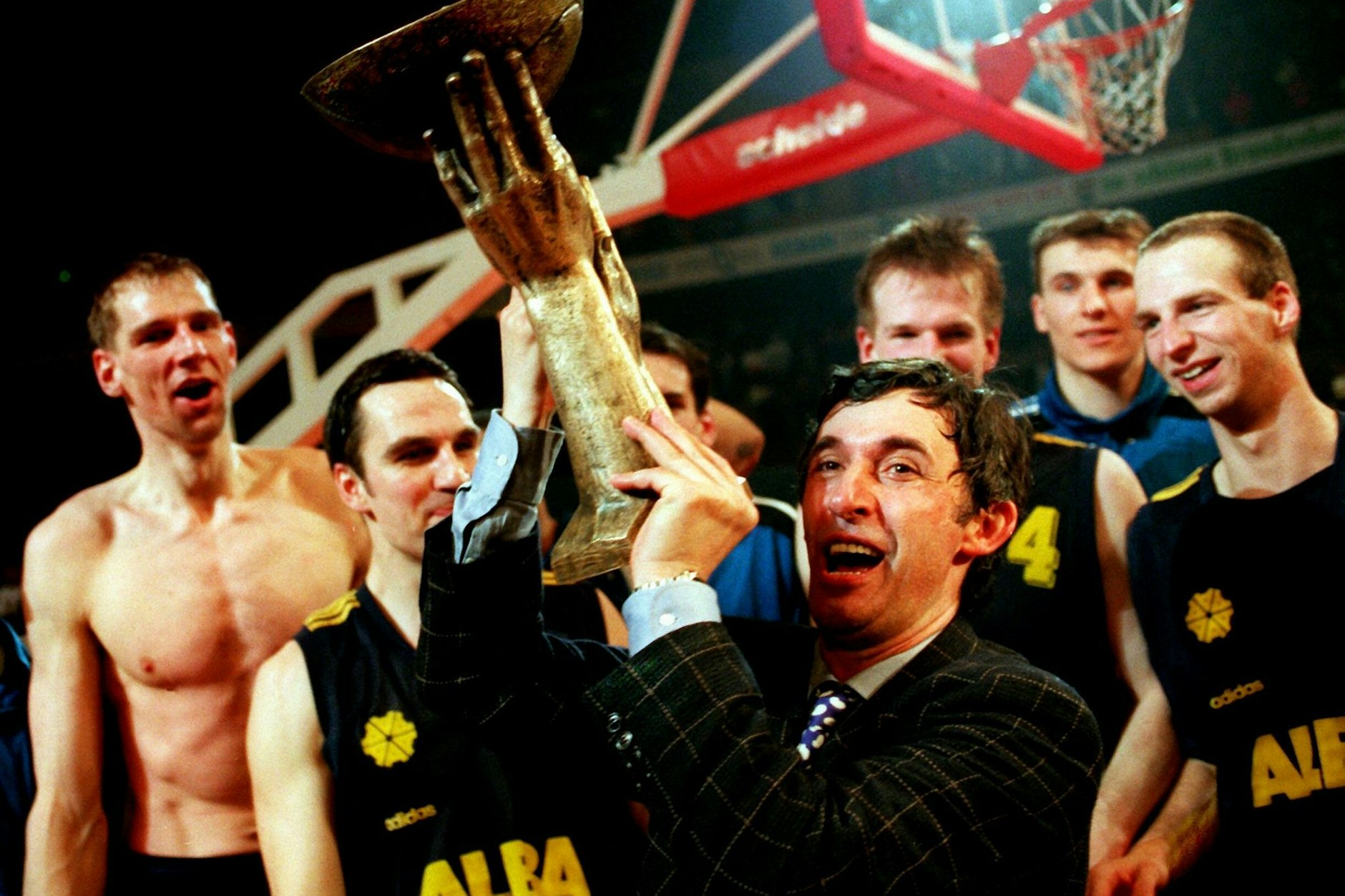 Svetislav Pesic holt 1995 als Trainer von Alba Berlin den Korac Cup.