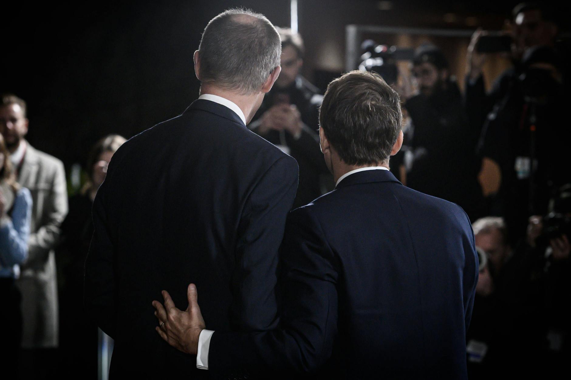 Bundeskanzler Friedrich Merz (l.) neben Frankreichs Präsident Emmanuel Macron (r.) beim Gipfel