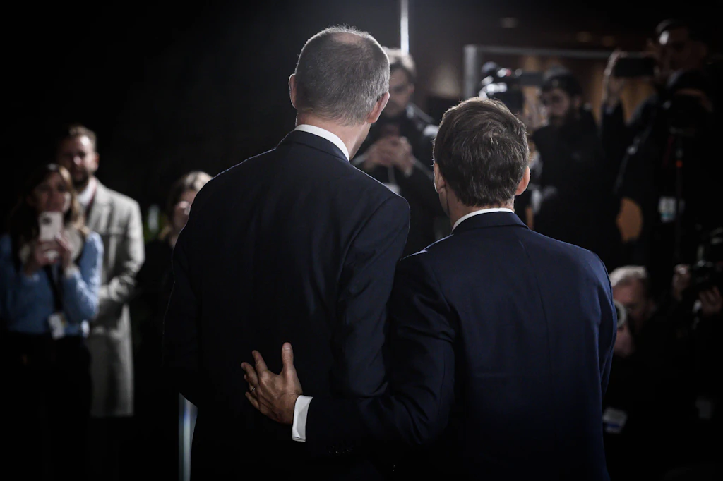 Macron liderlik taklidi yapıyor, Merz feda ediliyor