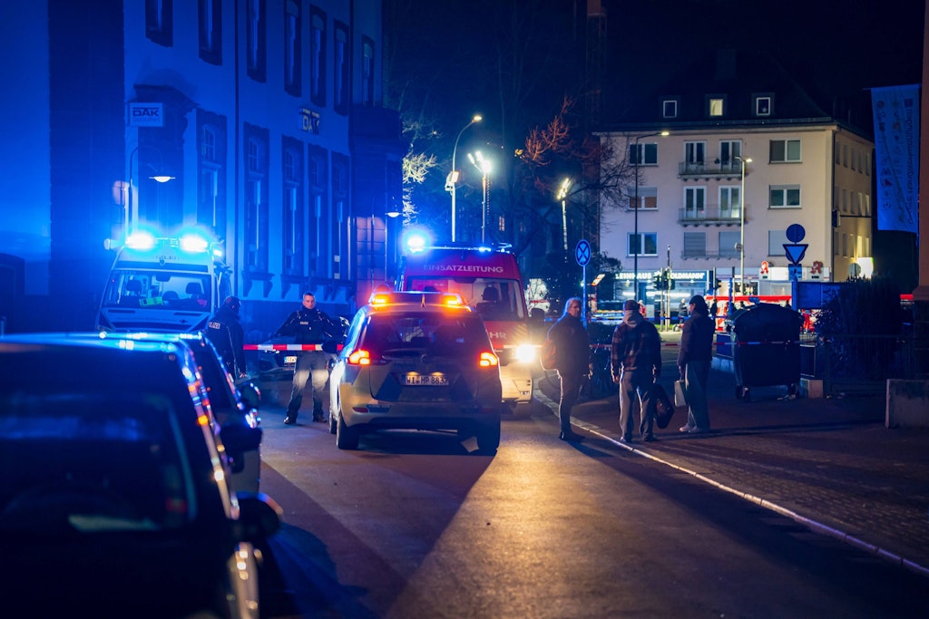 Gießen: Auto rast in Bushaltestelle bei Weihnachtsmarkt – Verletzte