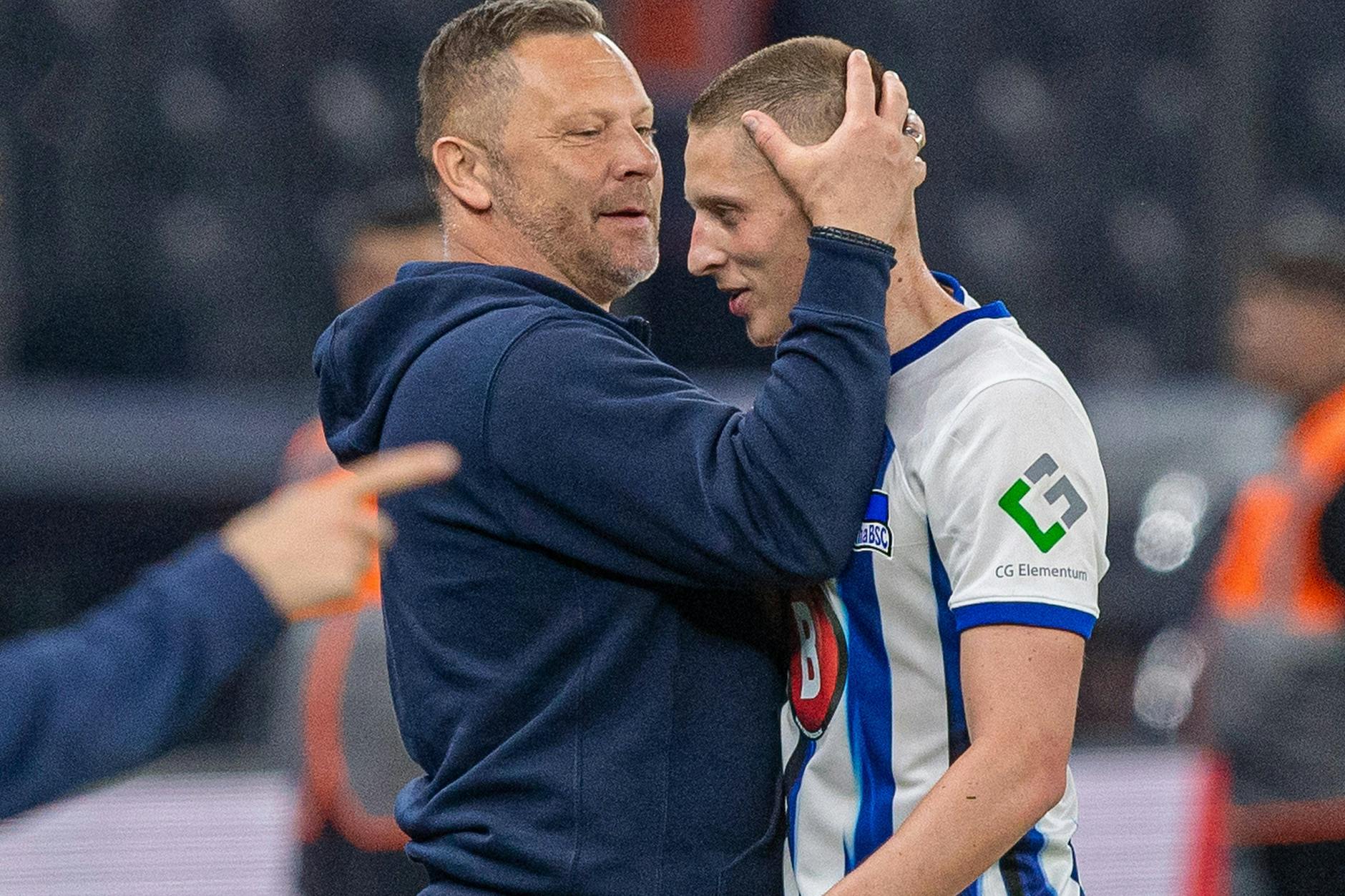 Trainer und Spieler, Vater und Sohn: Pal Dardai mit seinem ältesten Sohn Palko bei Hertha BSC. In Ungarn sind sie jetzt bei zwei verschiedenen Klubs.