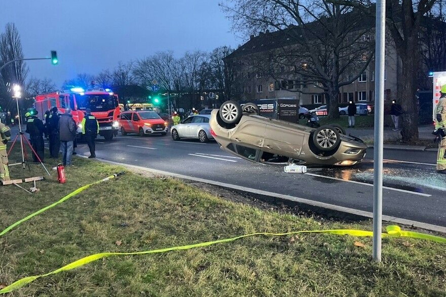 Bei einem Unfall auf dem Tempelhofer Damm landete ein Auto auf dem Dach.
