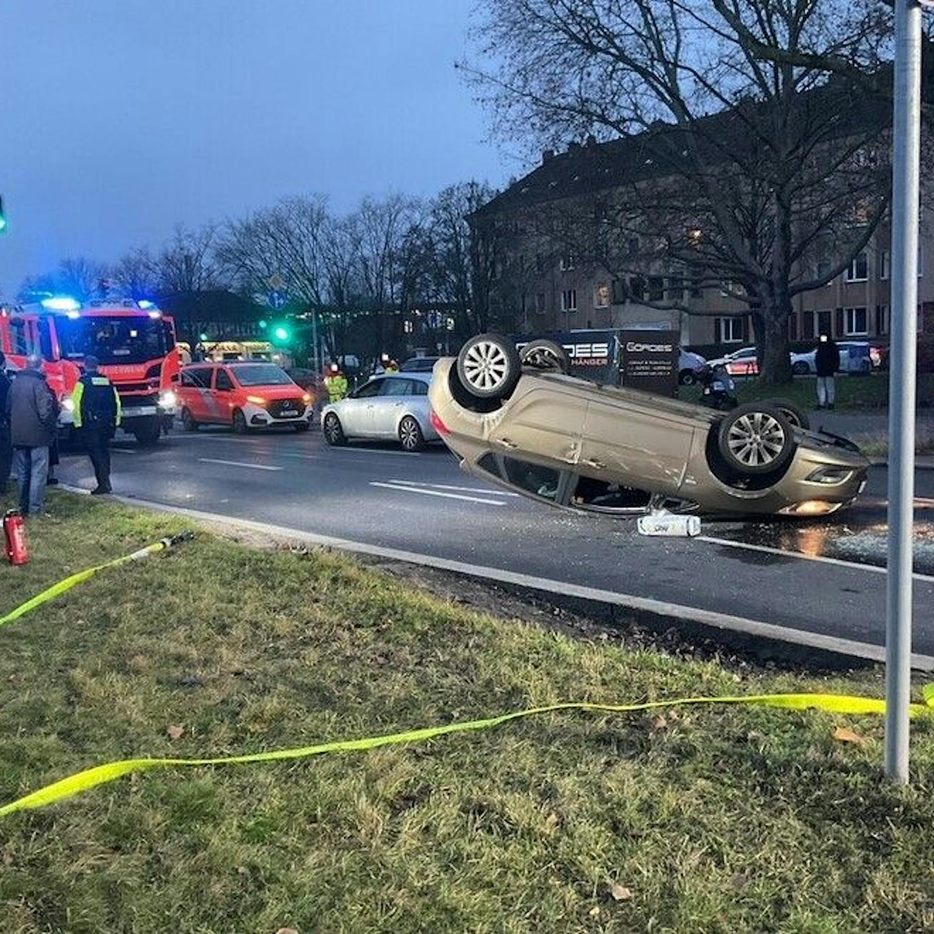 PKW hebt spektakulär ab und bleibt auf dem Dach liegen