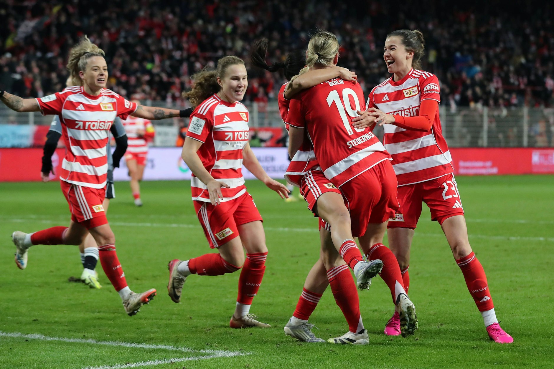 Erlösender Jubel: Im letzten Spiel der Hinrunde konnten die Eisernen gegen Eintracht Frankfurt noch einen Punkt retten.