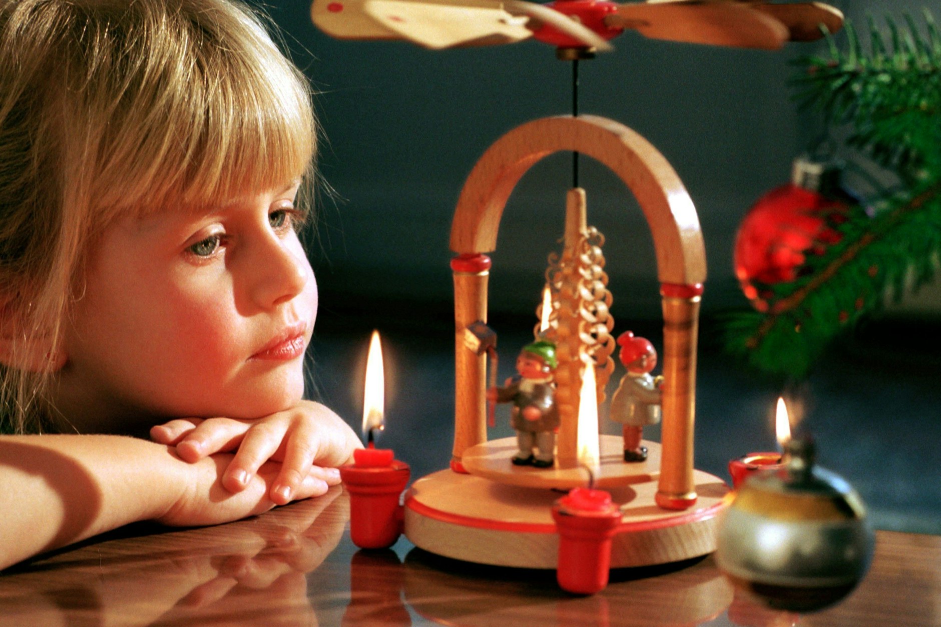 Besonders im „Weihnachtsland“ Erzgebirge schmücken die Pyramiden, Nussknacker, Räuchermänner und Lichterbogen in der Adventszeit fast jede Wohnung.
