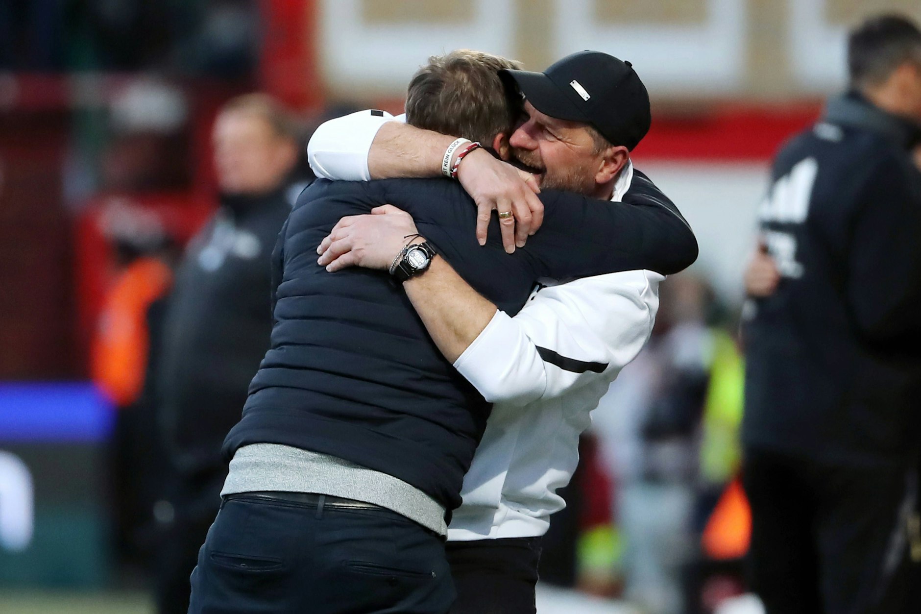Trainer Steffen Baumgart (l.) jubelt mit Sportdirektor Horst Heldt. Beide blicken auf eine bislang gute Halbserie.