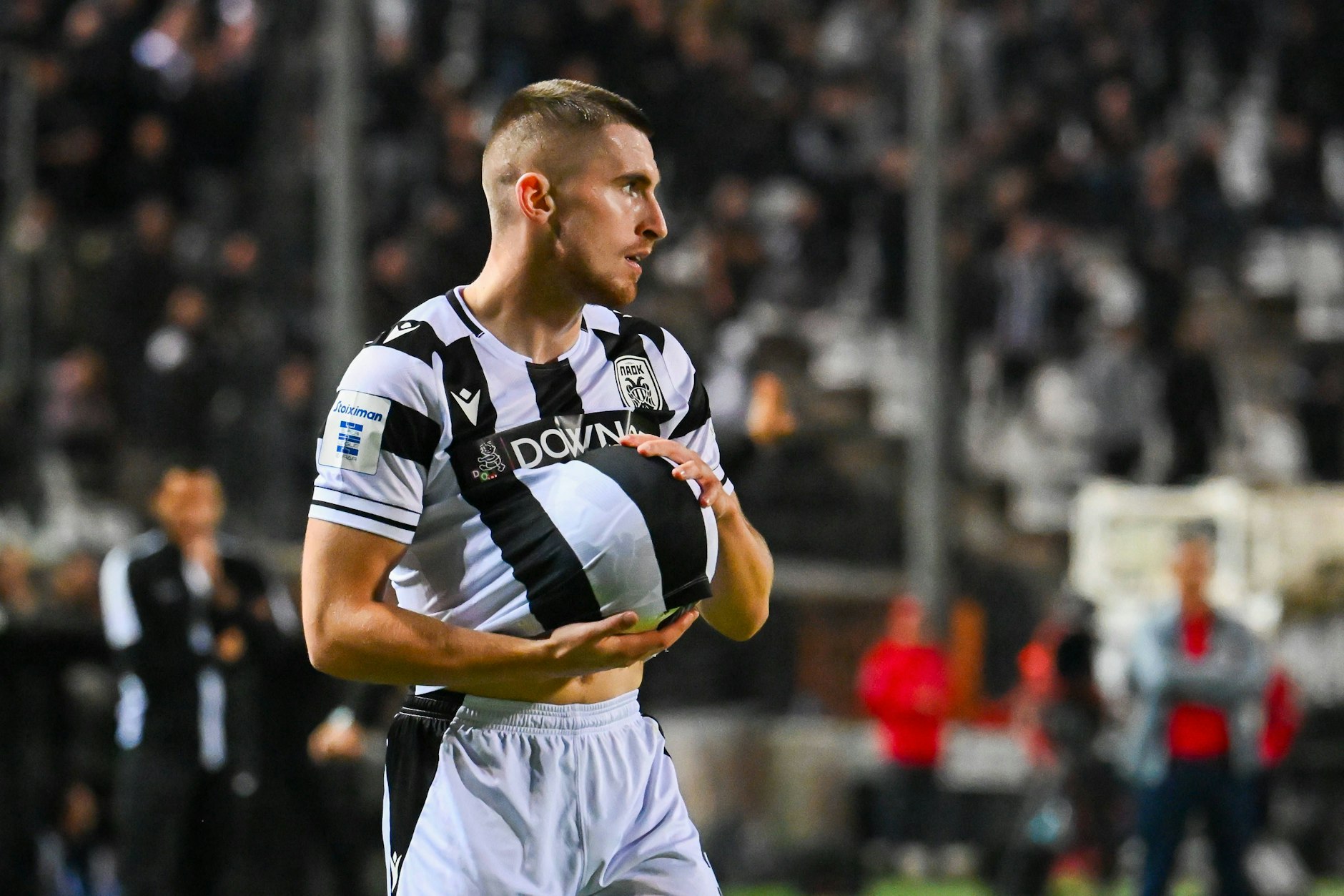 Herthas Ex-Profi Jonjoe Kenny ging im Sommer zu PAOK Saloniki – und geht mit den Griechen auf Titeljagd.