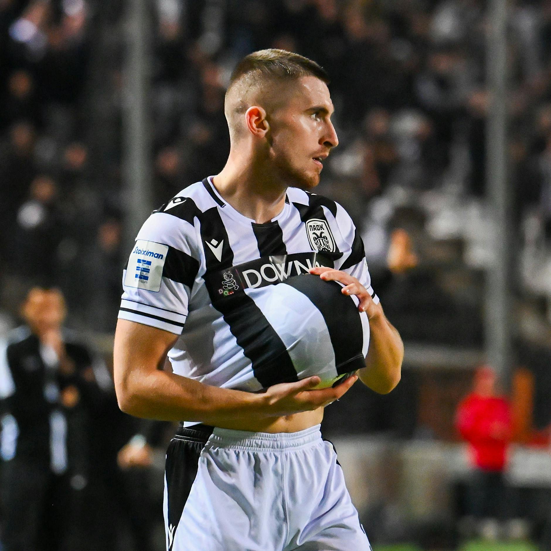 Beim Zeus! Jonjoe Kenny ist in Griechenland auf Triple-Kurs