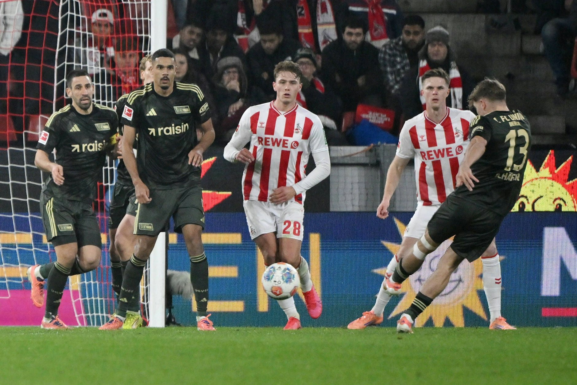 Andras Schäfer (r.) trifft zum 1:0 in Köln und ballert so den Horror des 1. FC Union an 15. Bundesliga-Spieltagen weg.